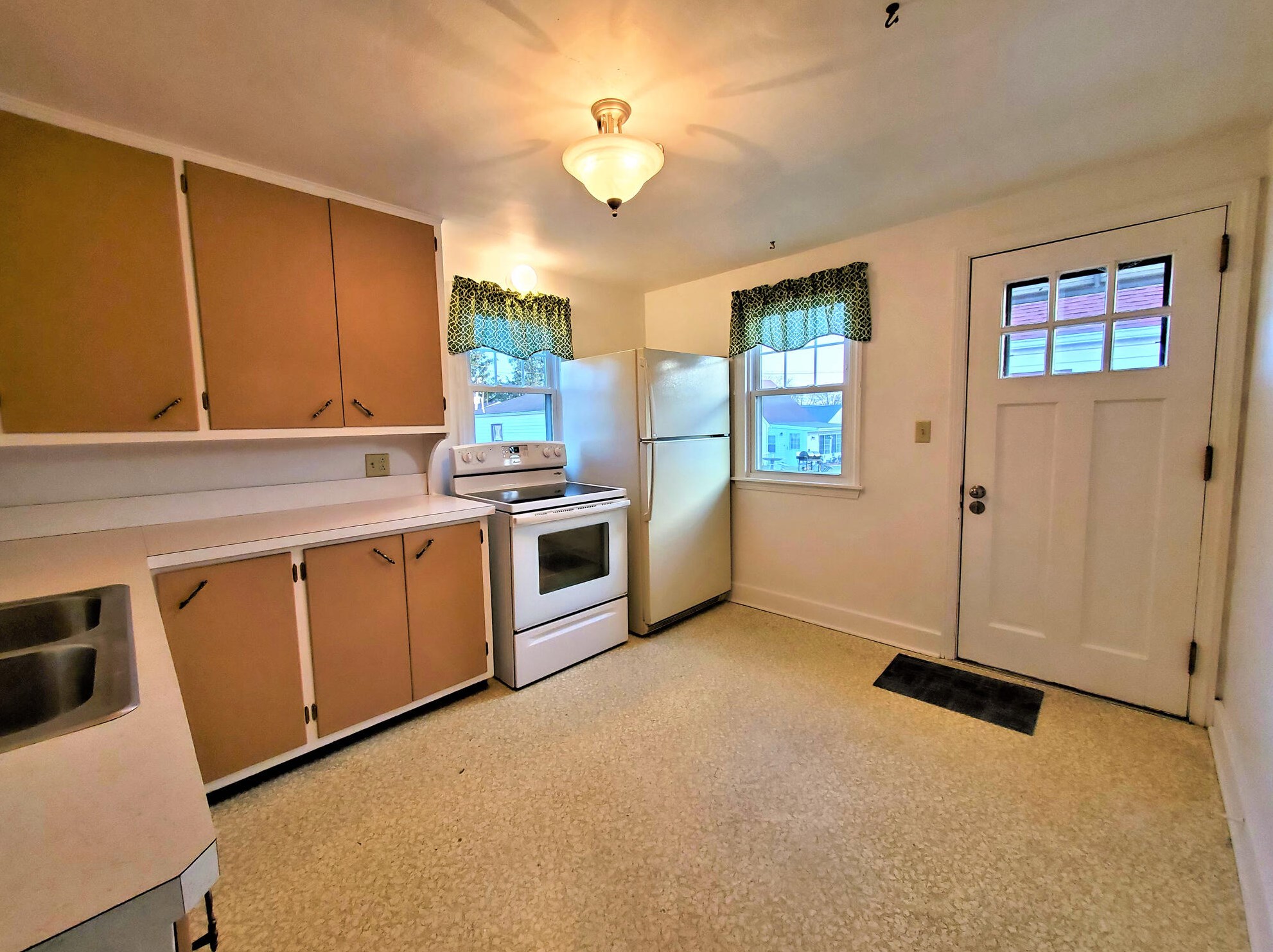 1814 Elm Ave, Sheboygan, WI 53081-5655