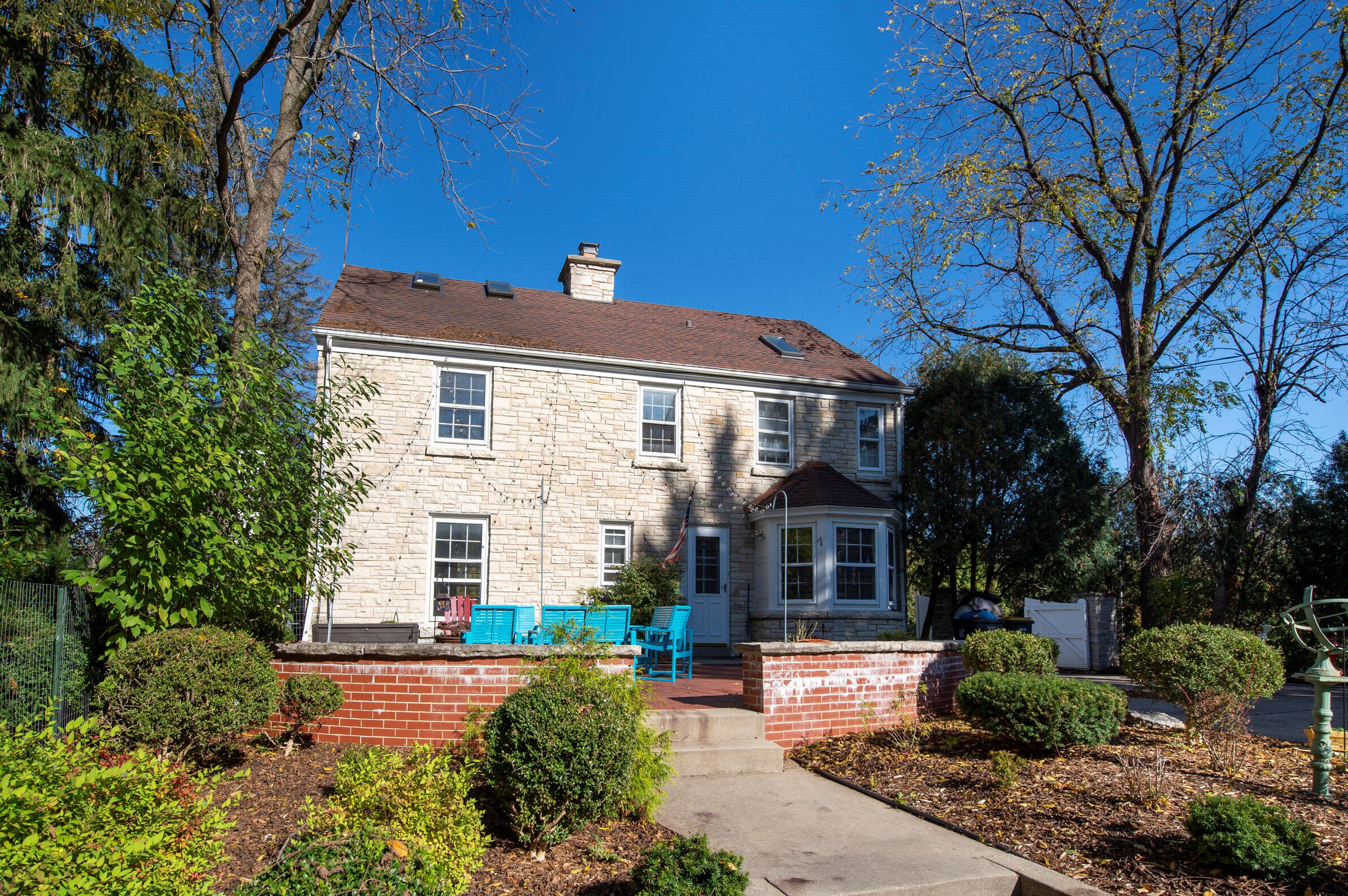 11131 Janesville Rd, Hales Corners, WI 53130-2530