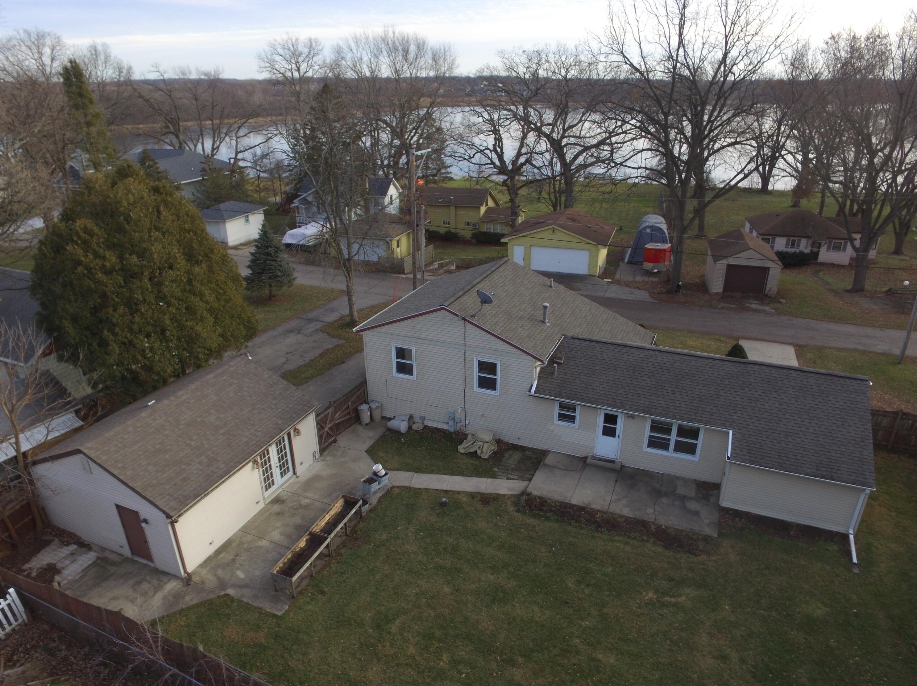 221 Inlet Shore Dr, Delavan, WI 53115