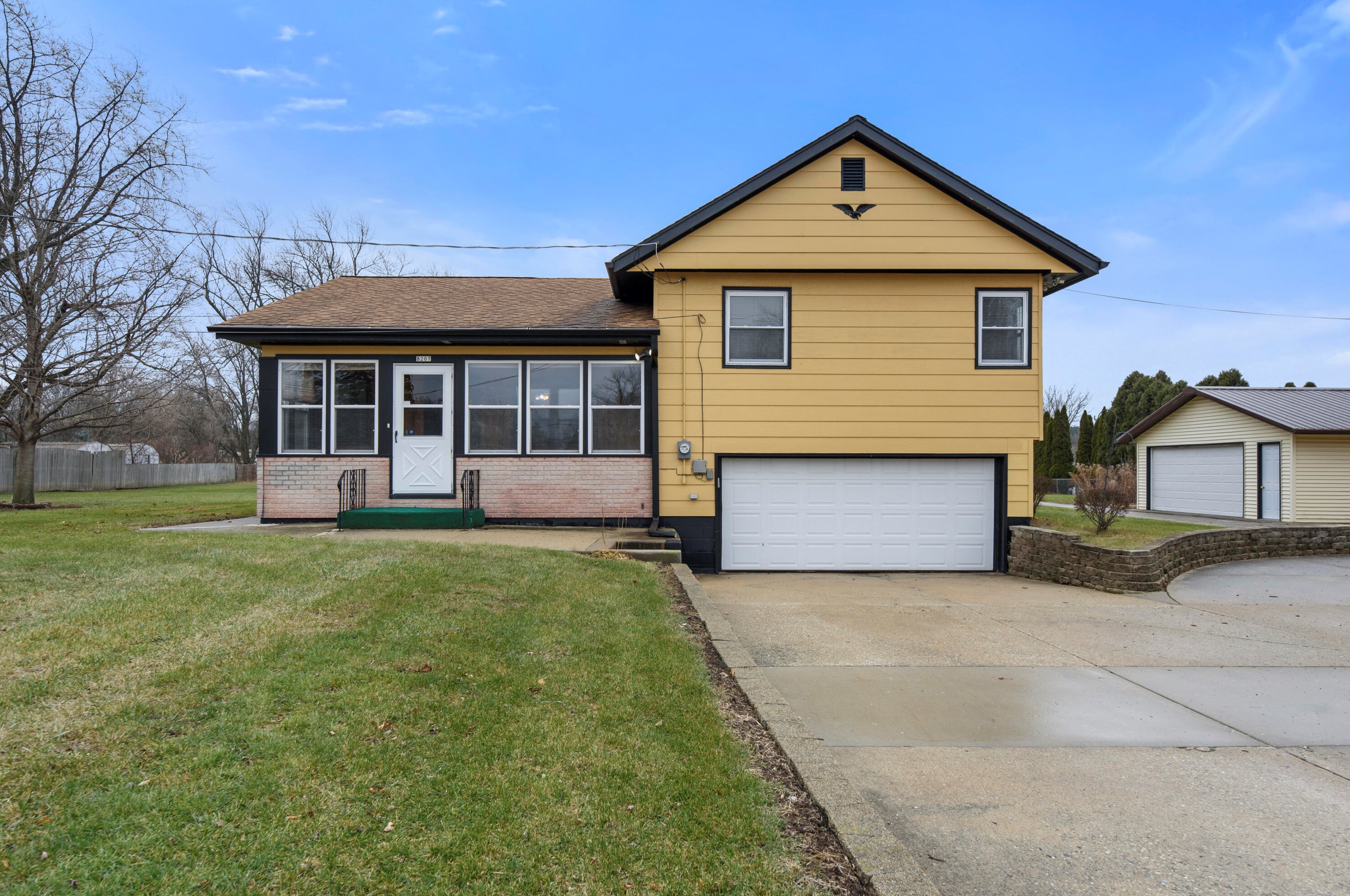 8207 Old Spring St, Racine, WI 53406-3239