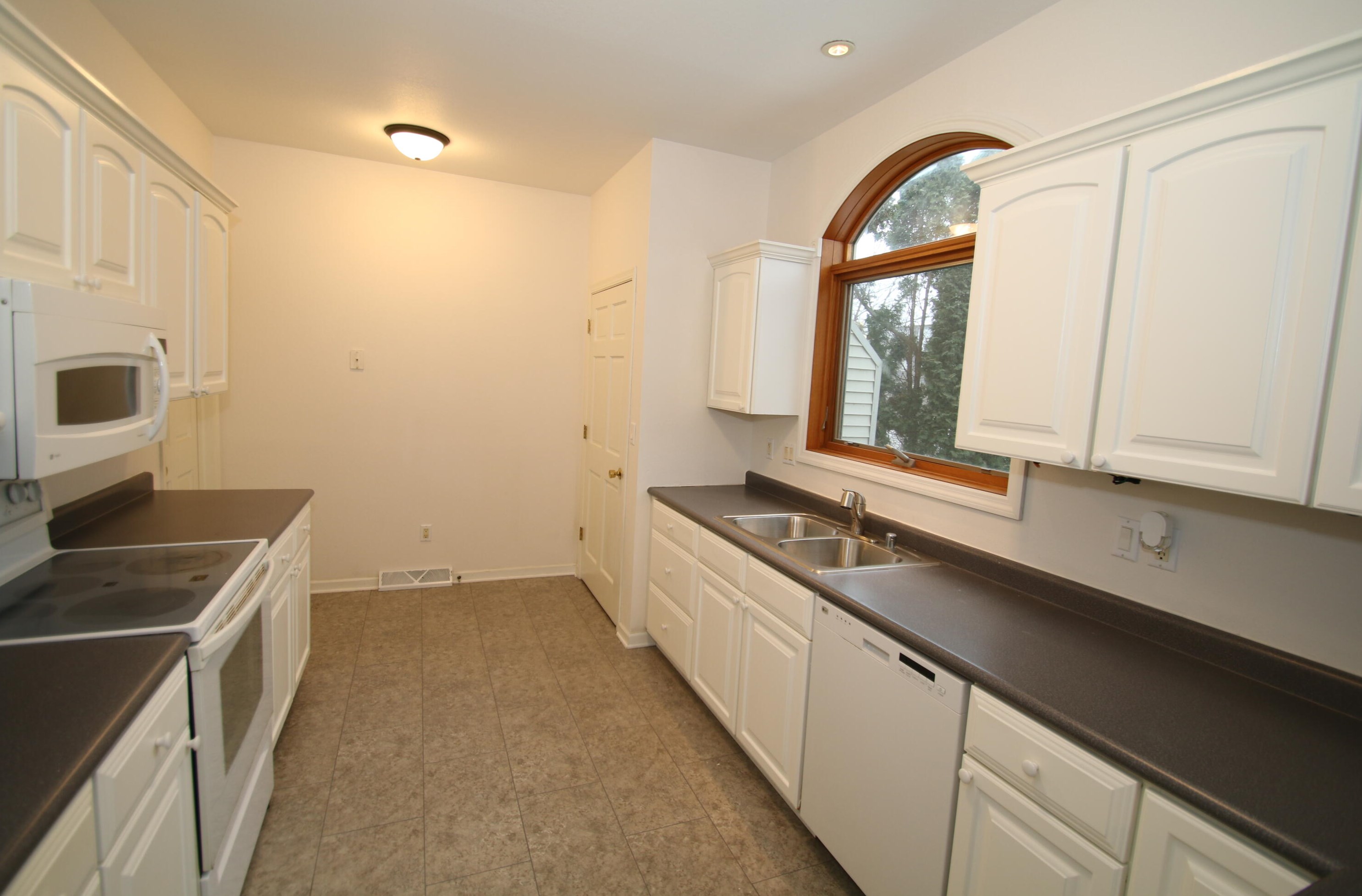 982 Zachary Ct, Pewaukee, WI 53072-2592