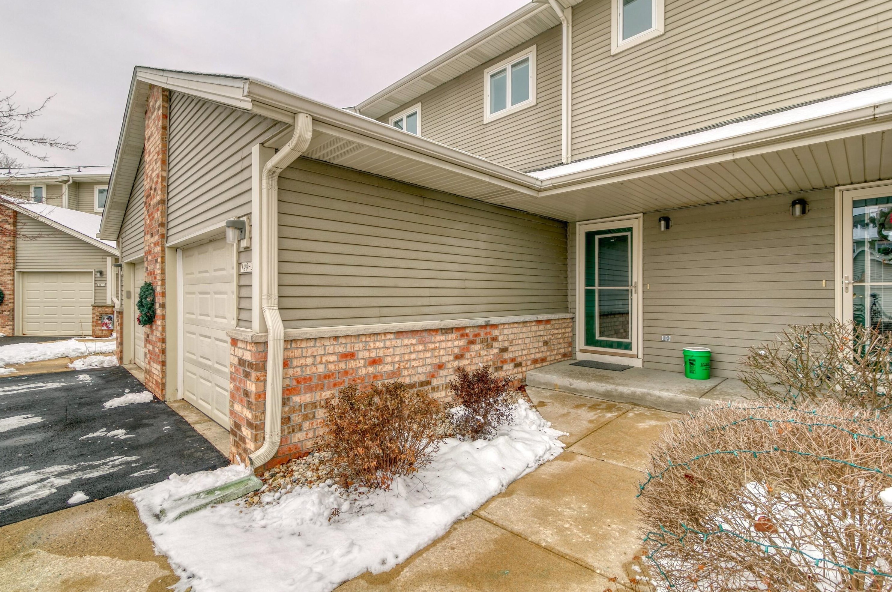 198 Country Ct, Delafield, WI 53018-1874