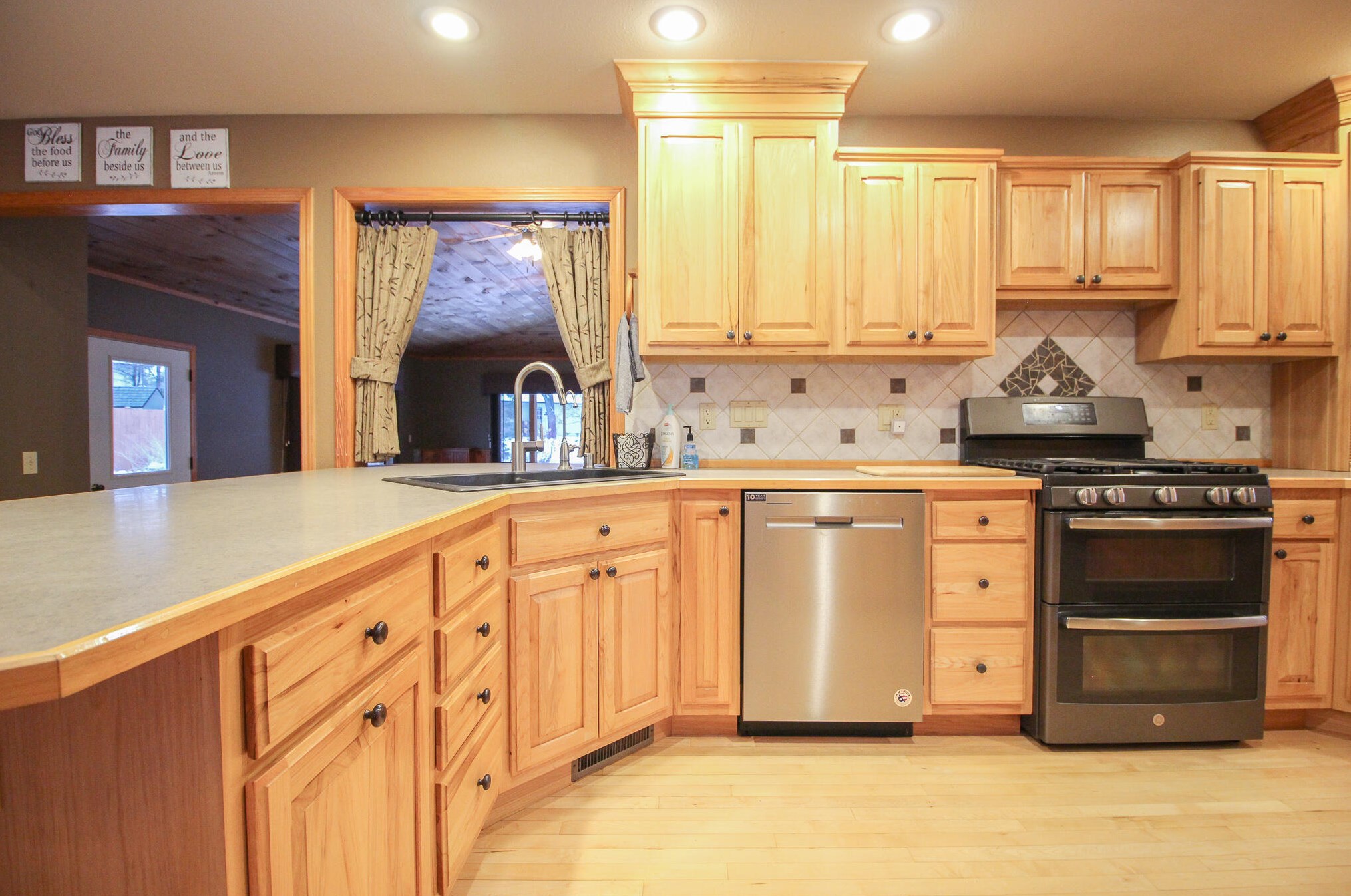 830 Sunset Dr, Hartford, WI 53027-2328
