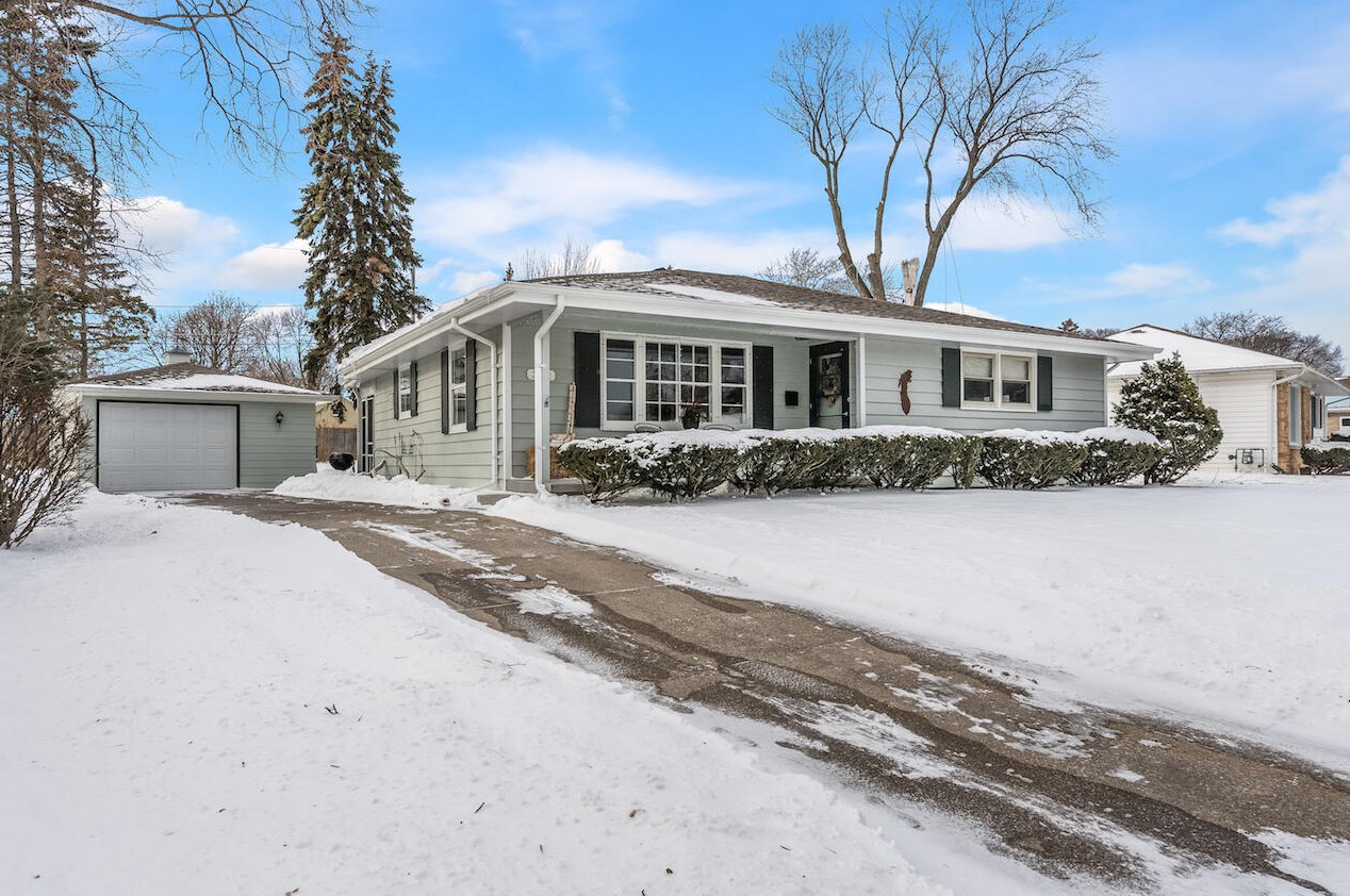 352 Merrie Ln, Racine, WI 53405-2028