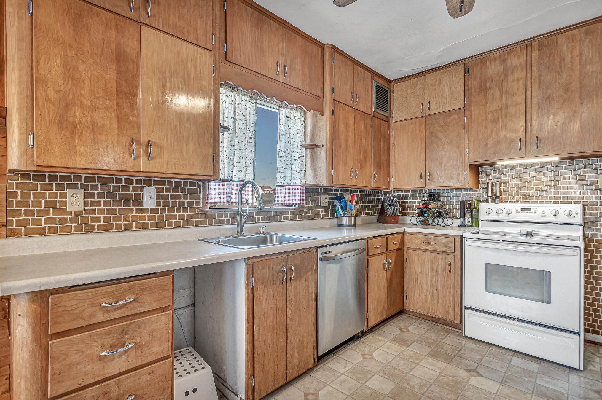2104 11th St, Sheboygan, WI 53081-2643