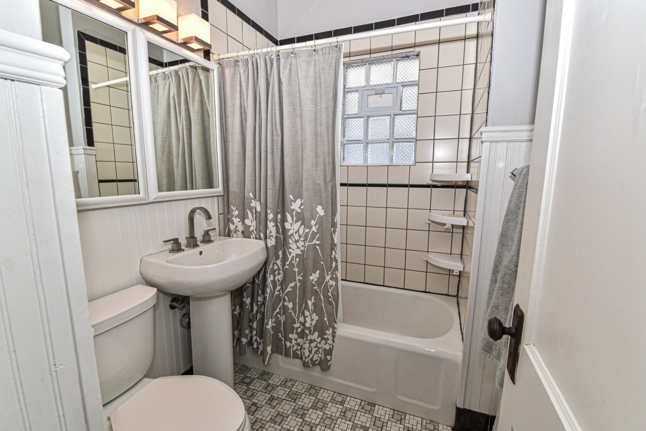 3417 Cramer St, Milwaukee WI 53211-2816 exterior