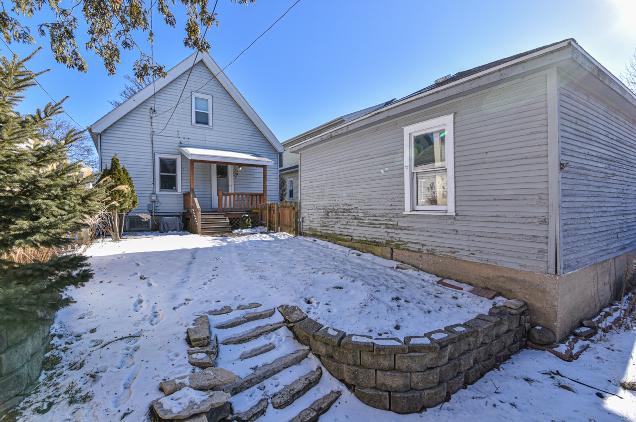 3417 Cramer St, Milwaukee WI 53211-2816 exterior