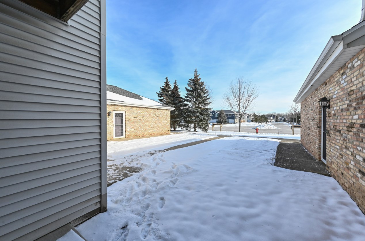 437 Aspen Dr, Oak Creek WI  53154-4482 exterior