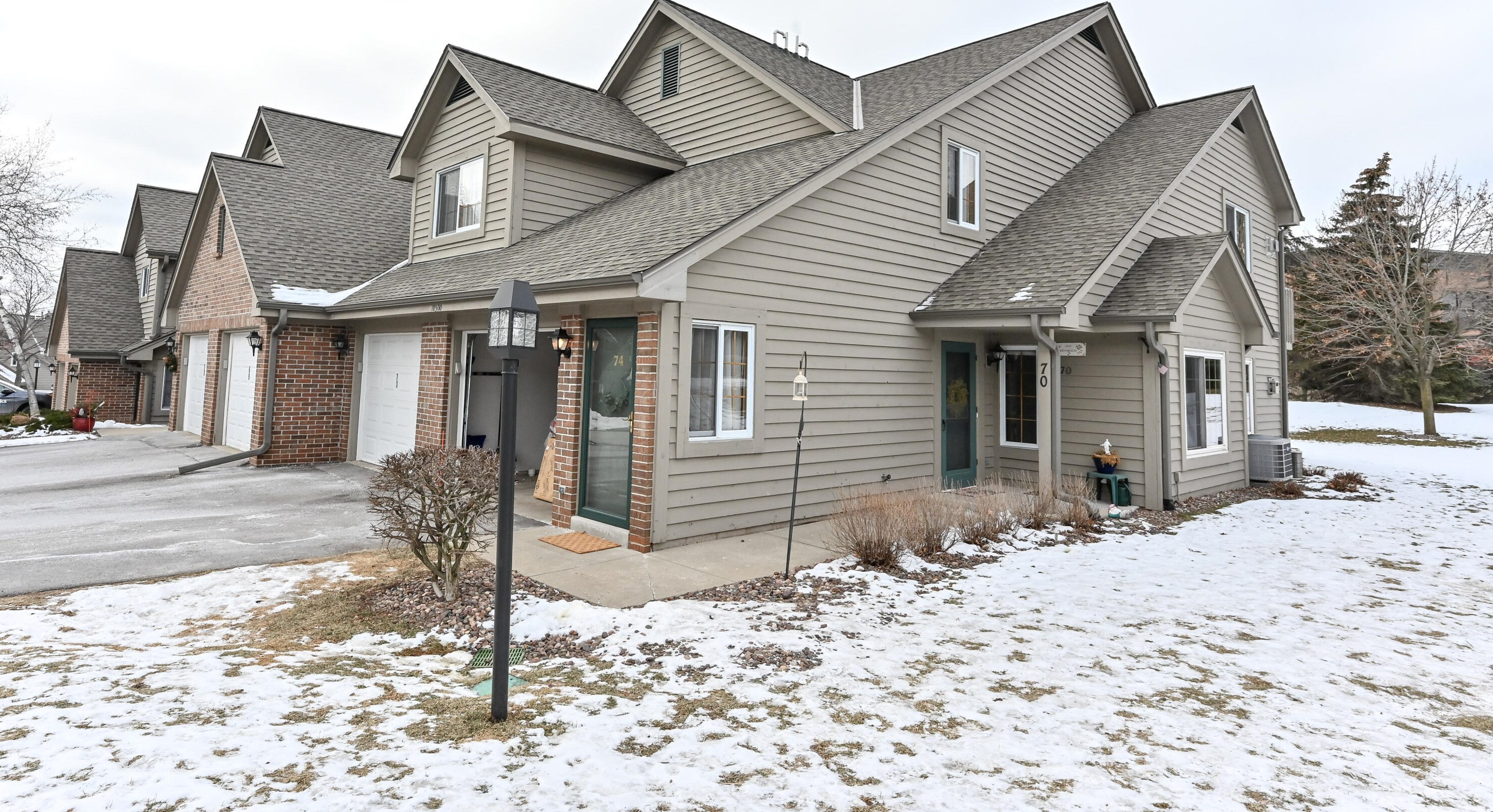 18500 Brookfield Lake Dr, Brookfield, WI 53045-6176