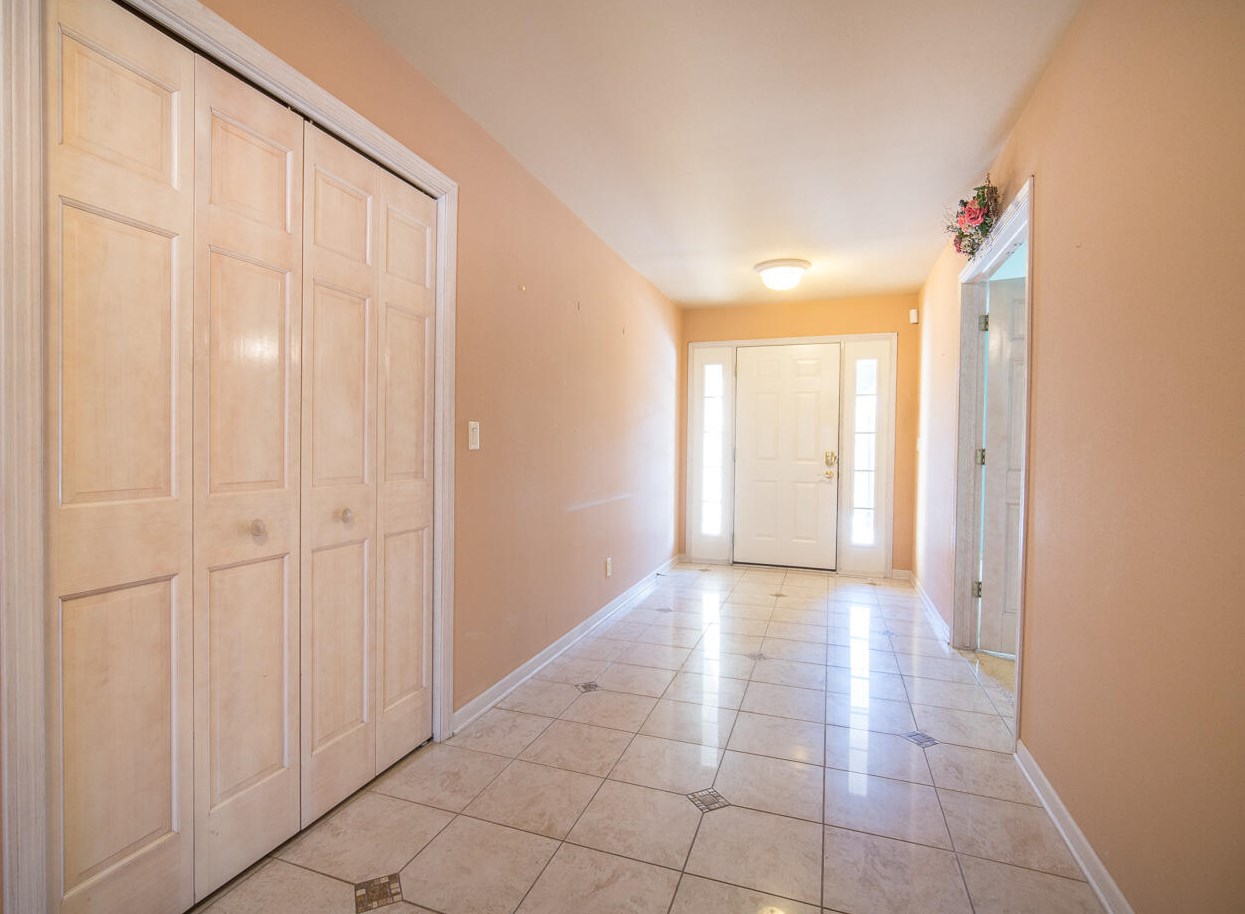 7401 Carter Cir W, Hales Corners, WI 53132