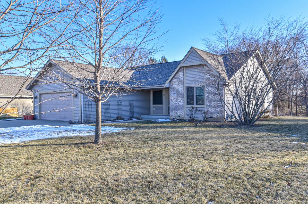 7572 Kent St, Hales Corners, WI 53132-2175