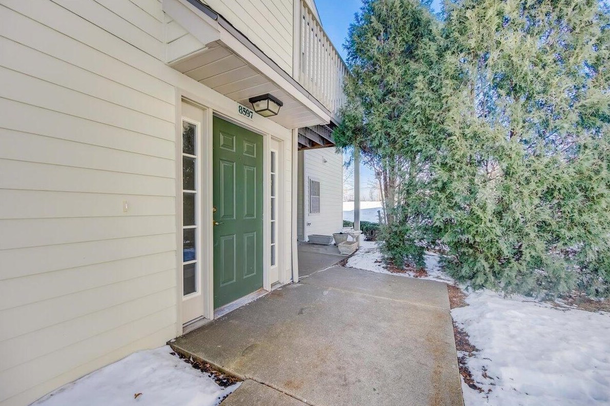 8597 S Stratford Rd, Oak Creek, WI 53154