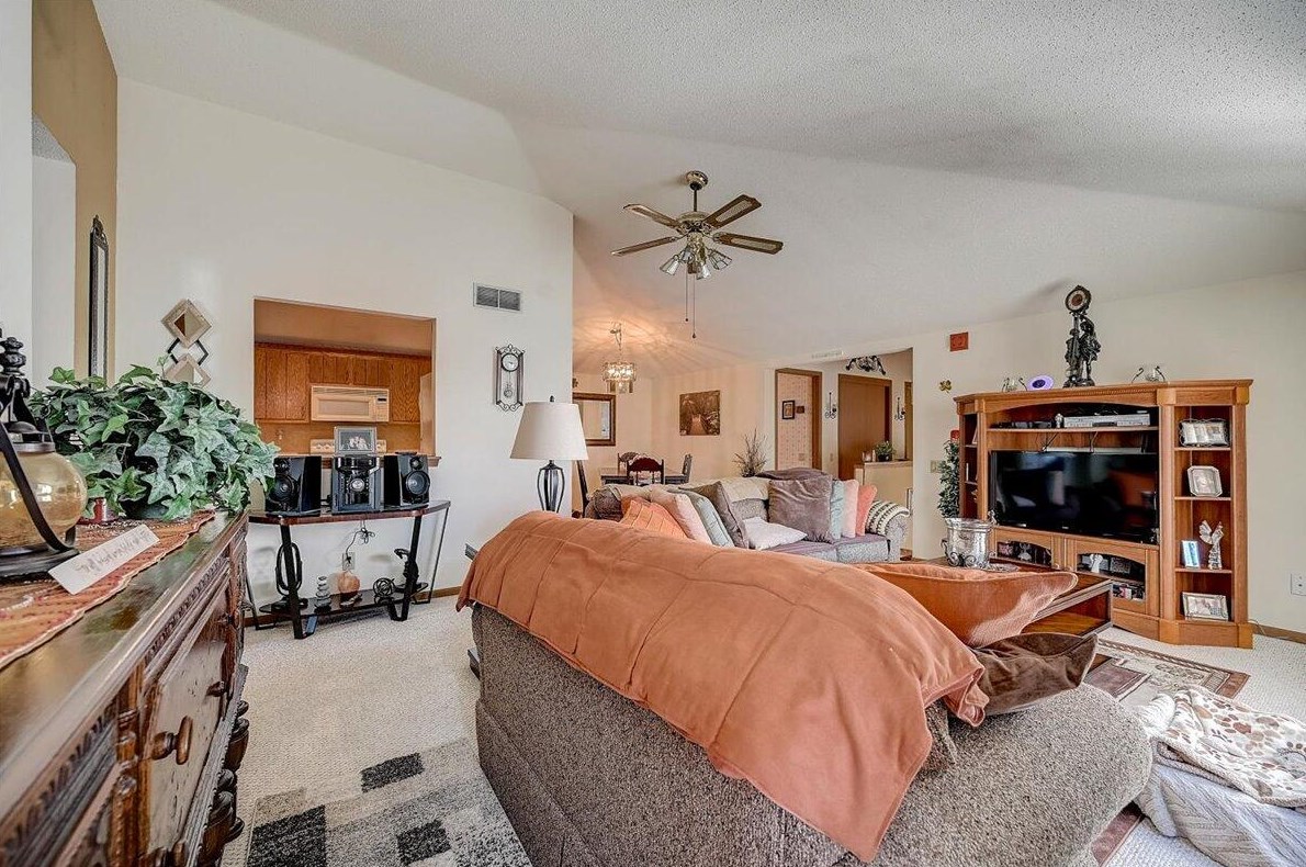 8123 Legend Dr, Hales Corners, WI 53132-9625