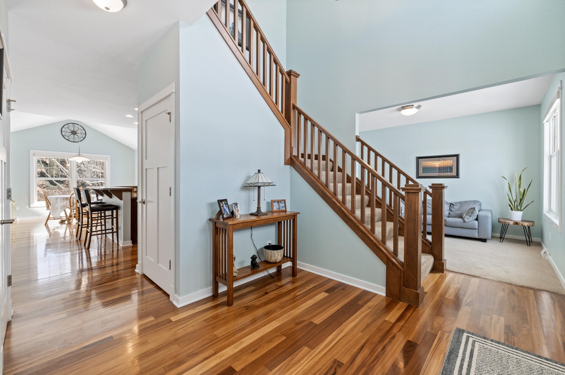612 S Hunters Crossing, Slinger, WI 53086