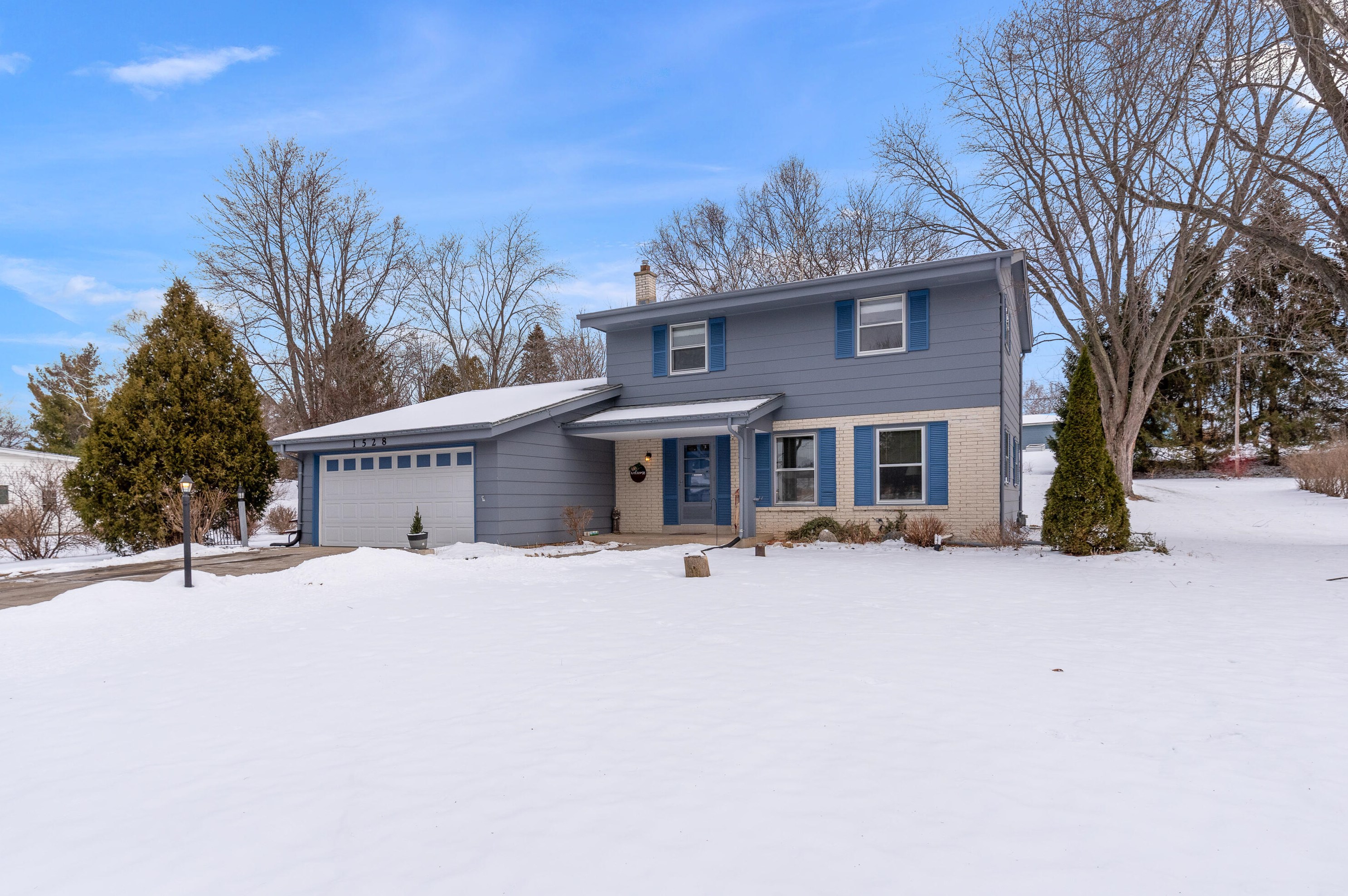 1528 Green Valley Rd, Grafton, WI 53024