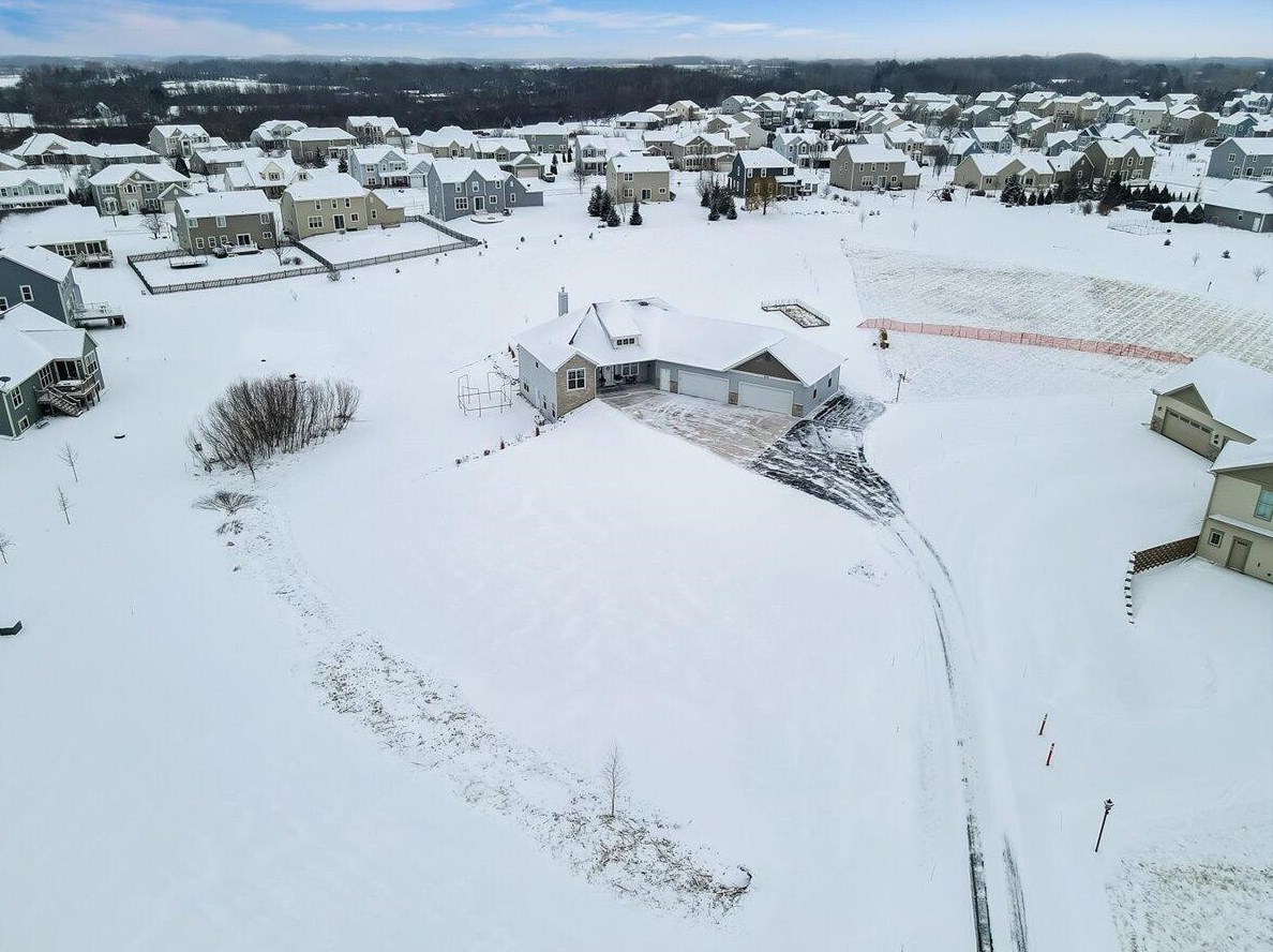 1811 Misty Ridge Ln, Grafton, WI 53024-9108