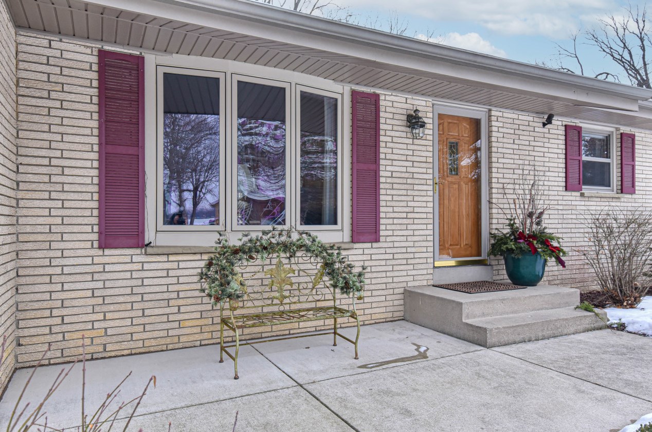 27027 S Elm Ln, Waterford, WI 53185