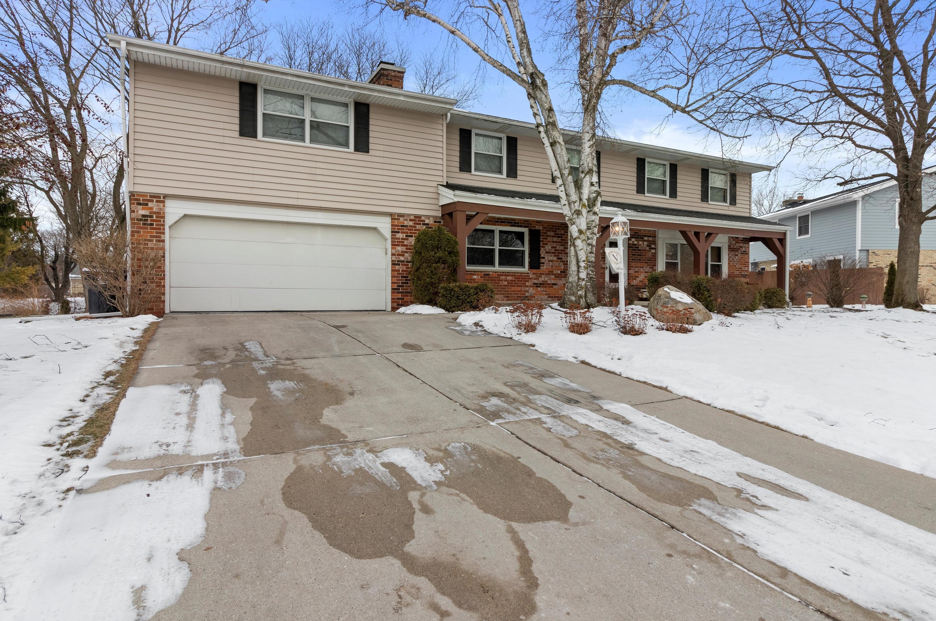 6440 Alberta Ct, Milwaukee WI  53217-4017 exterior