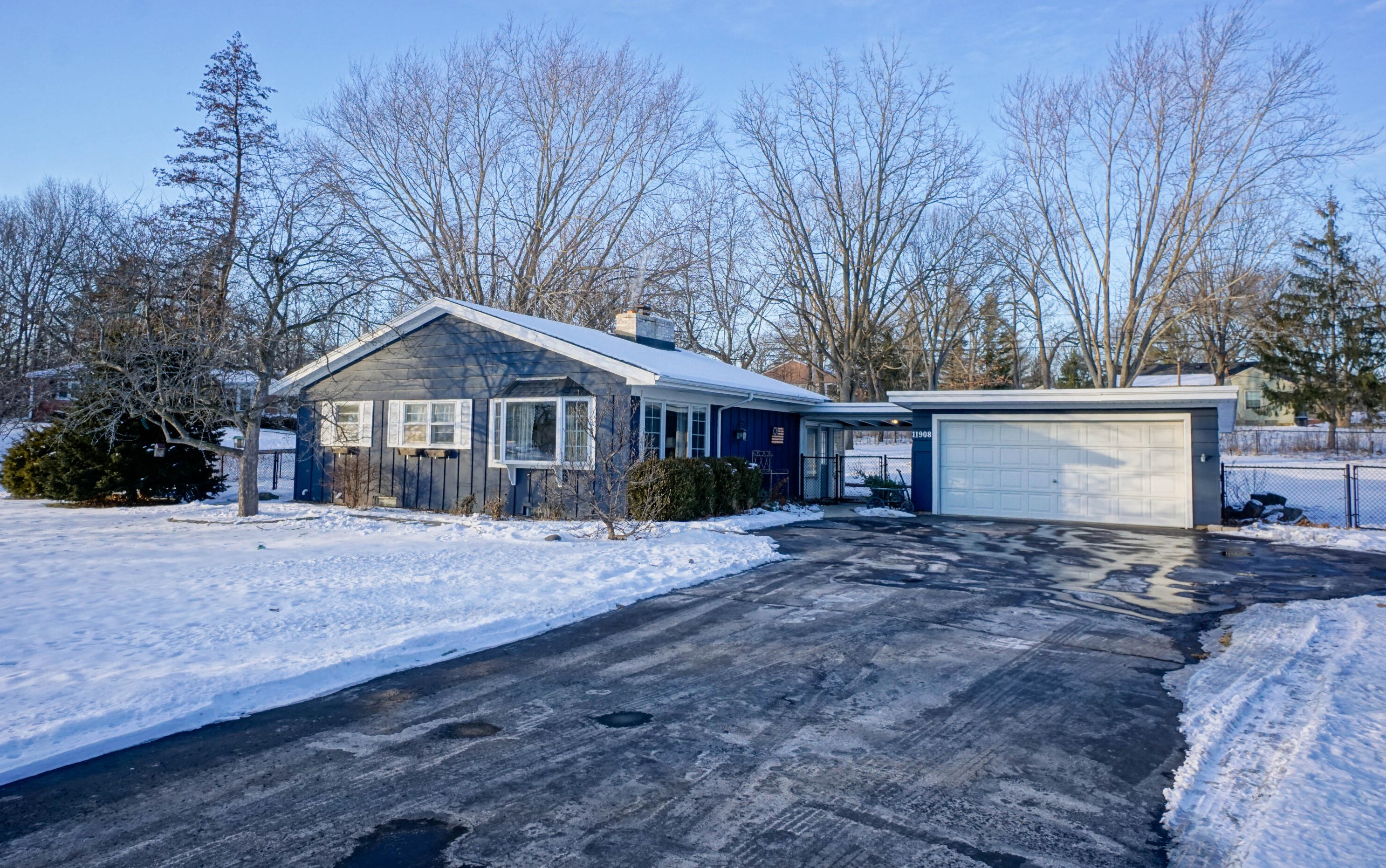 11908 Elmwood Dr, Hales Corners, WI 53132-1327