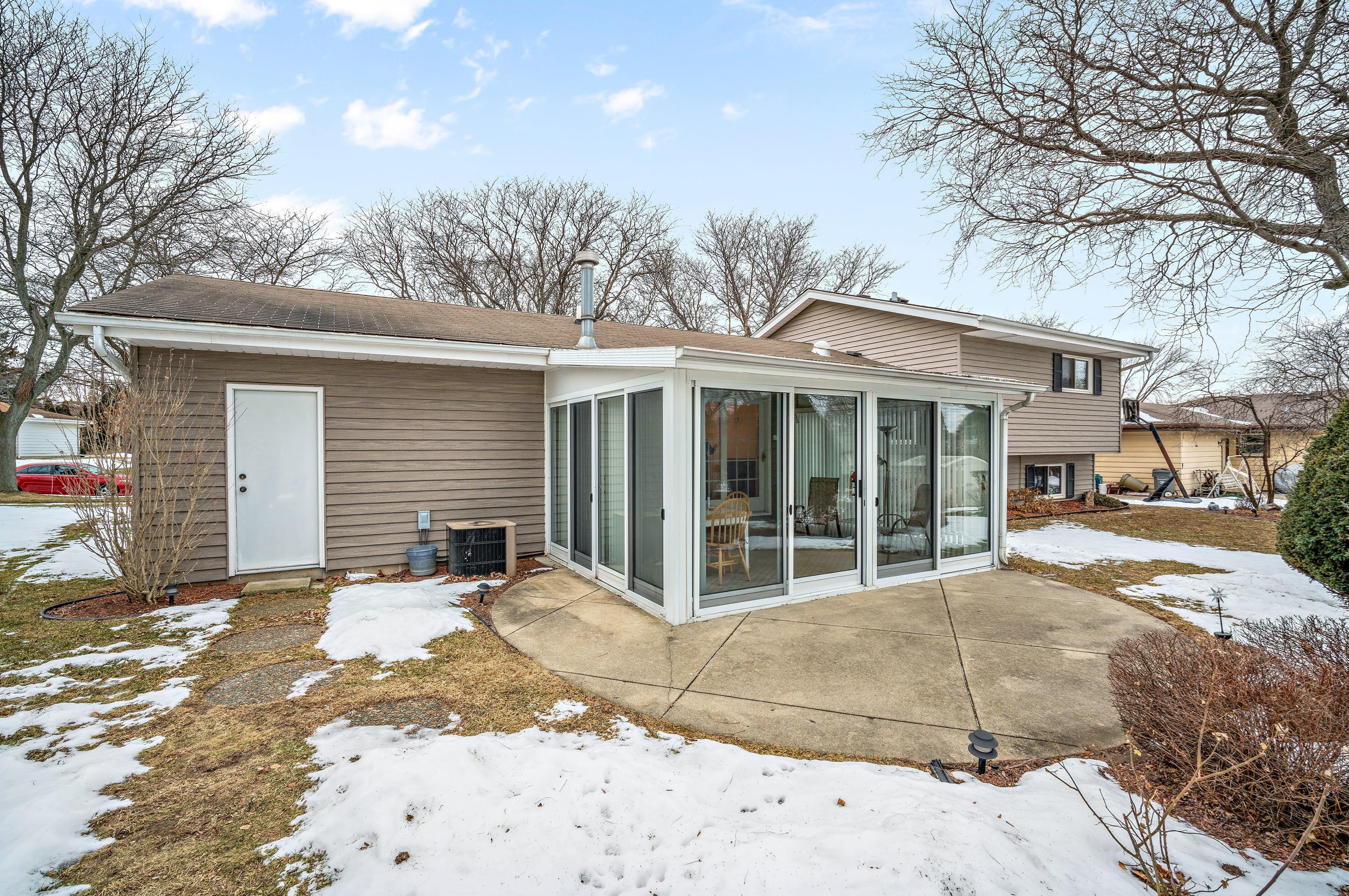 7572 Logan Ave, Oak Creek, WI 53154-2324