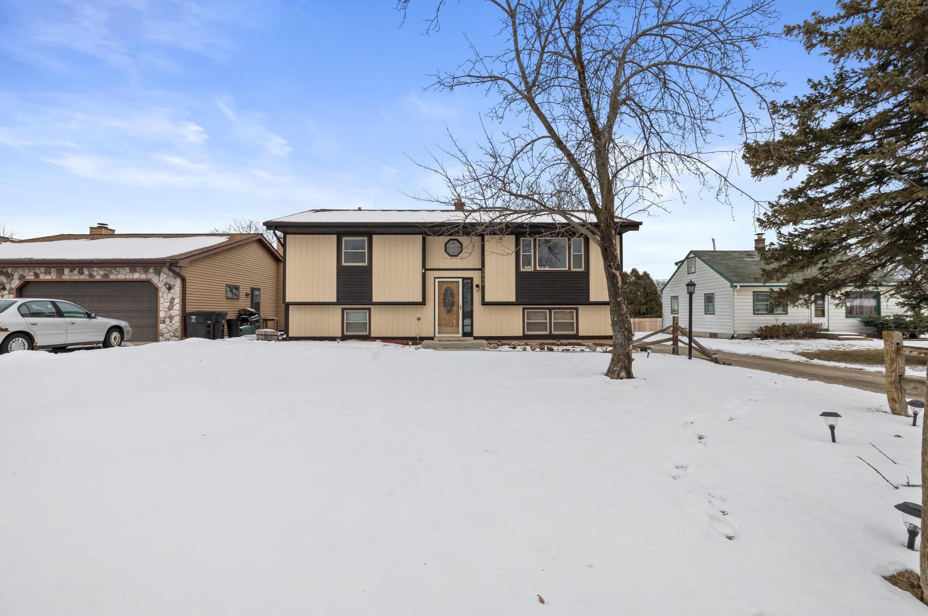 5946 33, Milwaukee WI 53221-4724 exterior