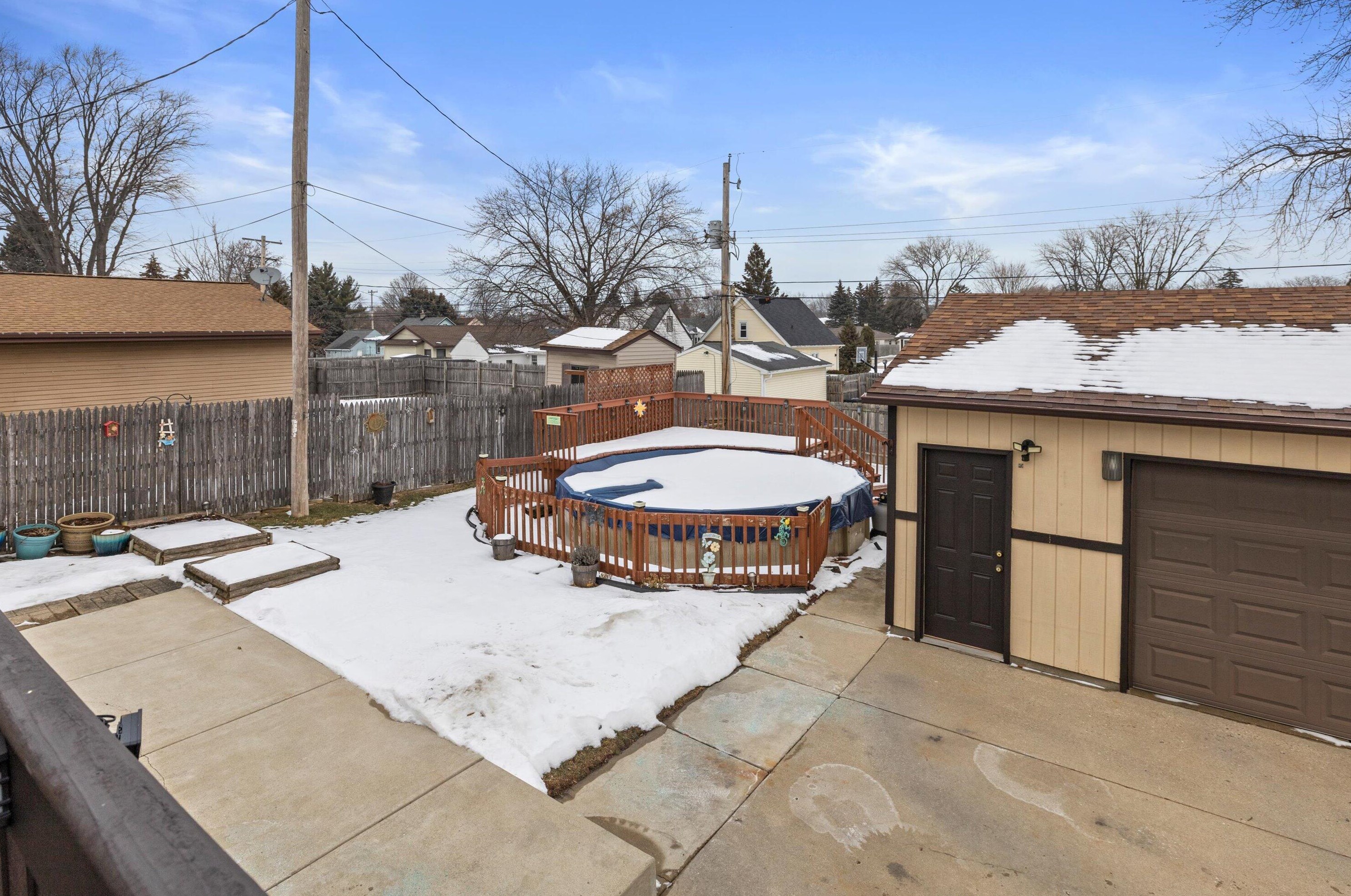 5946 33, Milwaukee WI 53221-4724 exterior