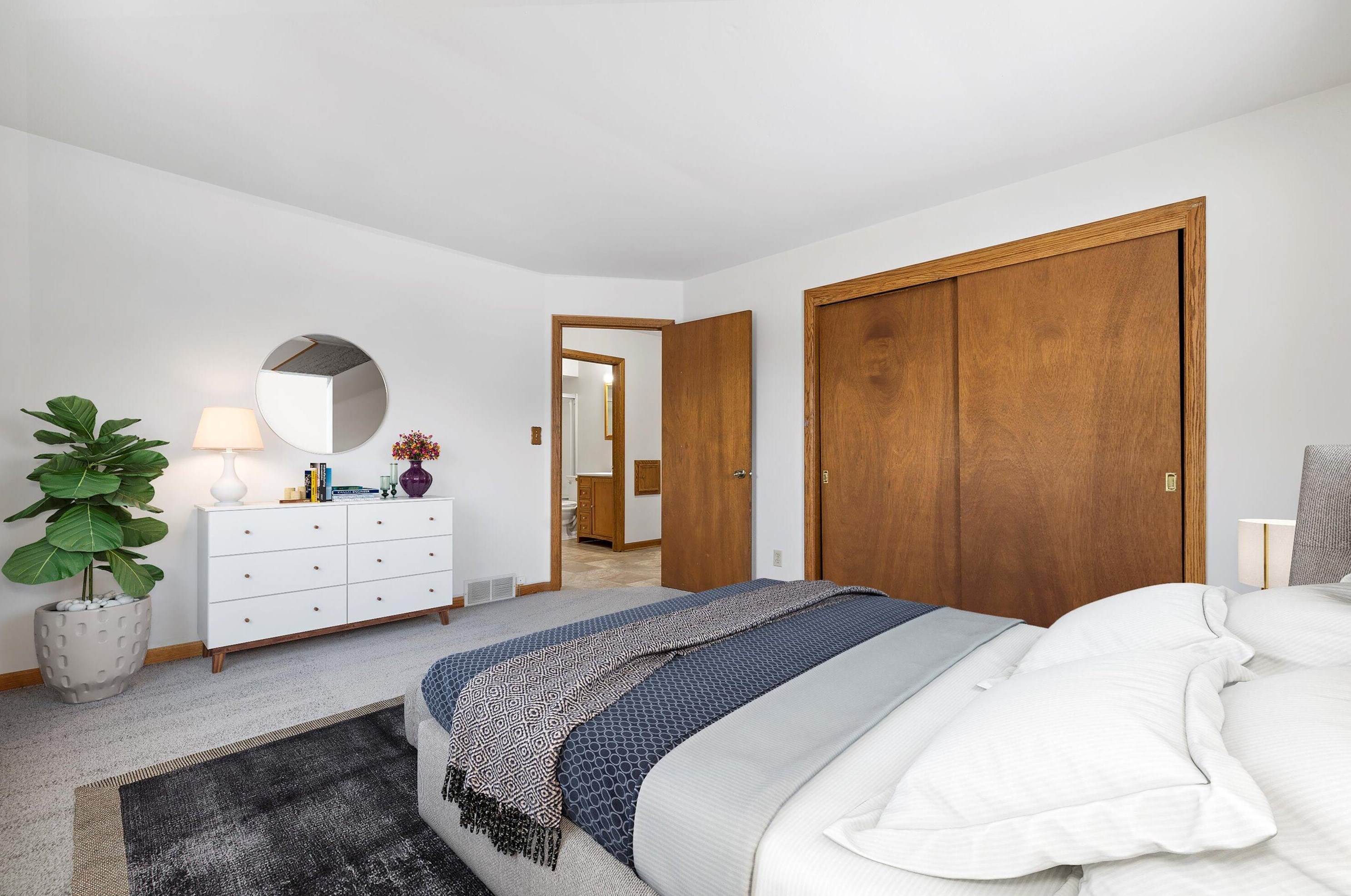 5946 33, Milwaukee WI 53221-4724 exterior