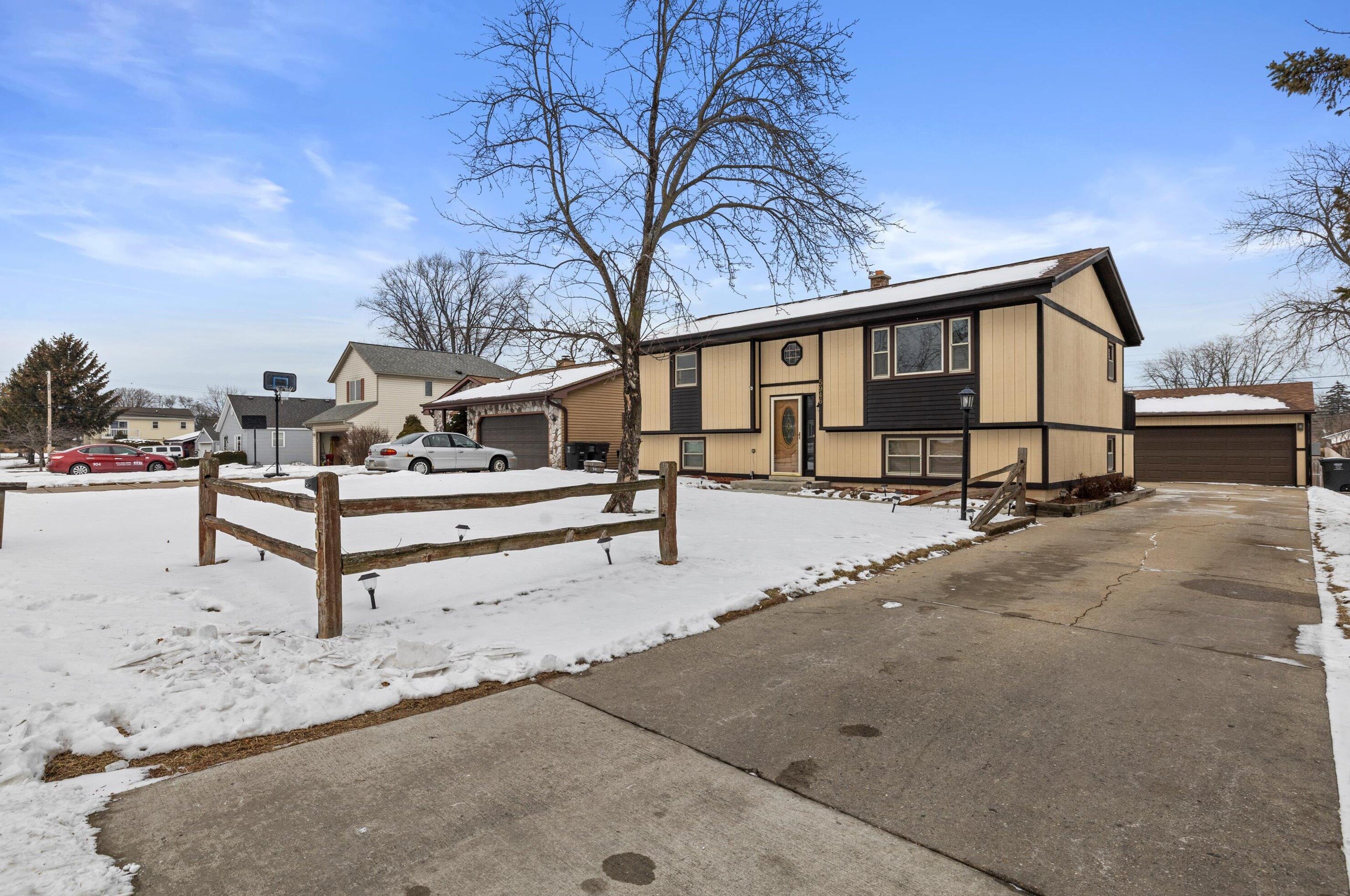 5946 33, Milwaukee WI 53221-4724 exterior