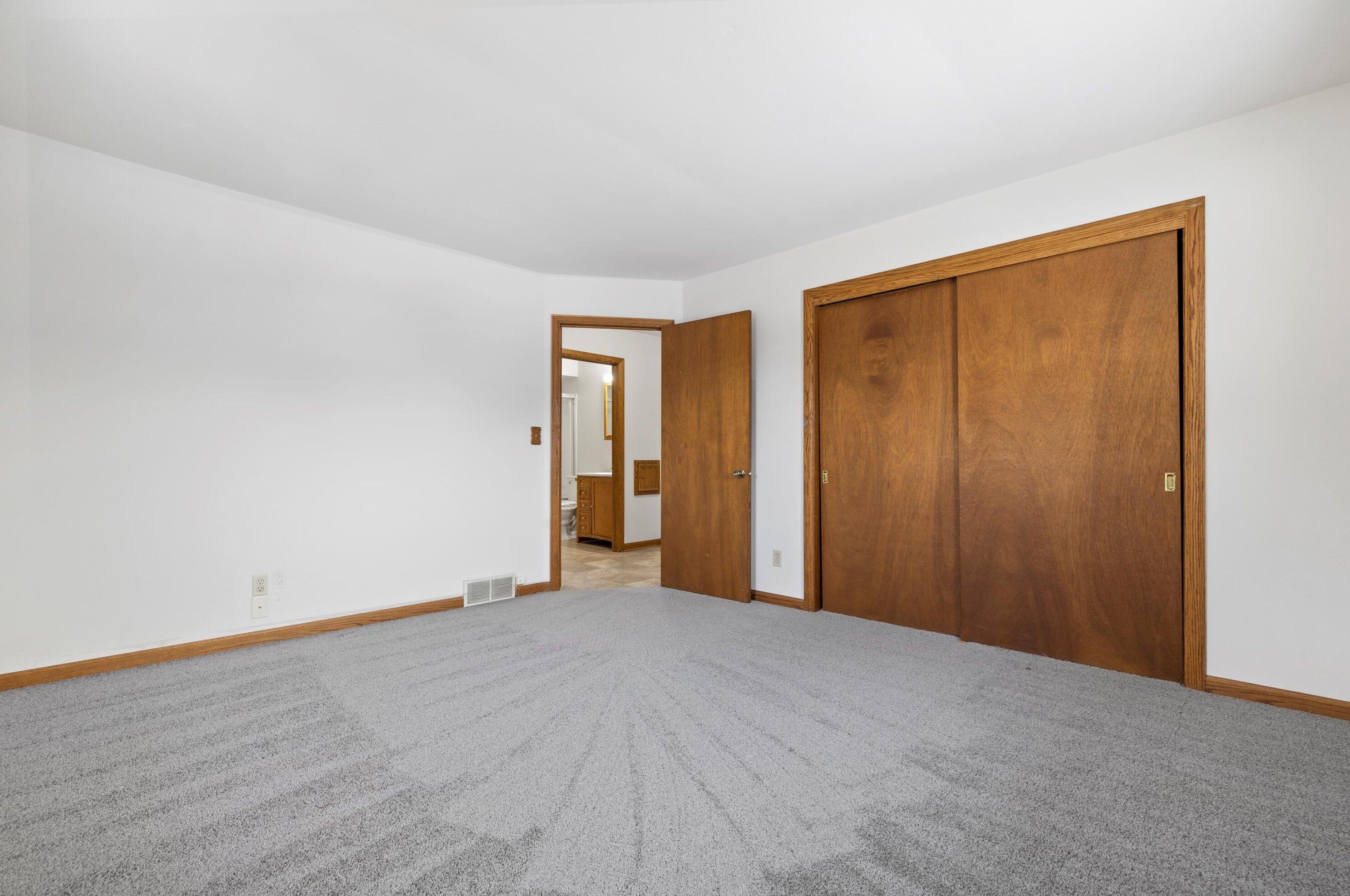 5946 33, Milwaukee WI 53221-4724 exterior