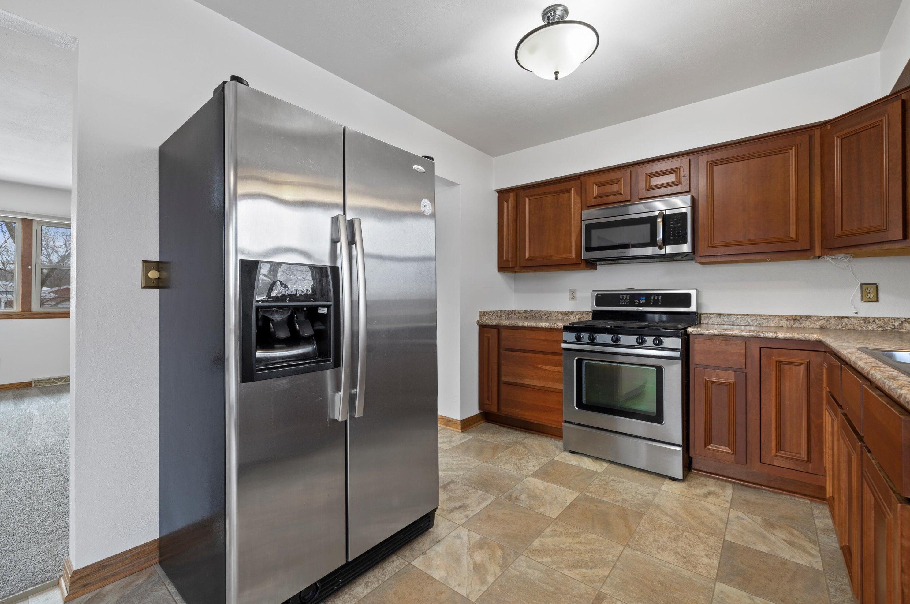 5946 33, Milwaukee WI 53221-4724 exterior