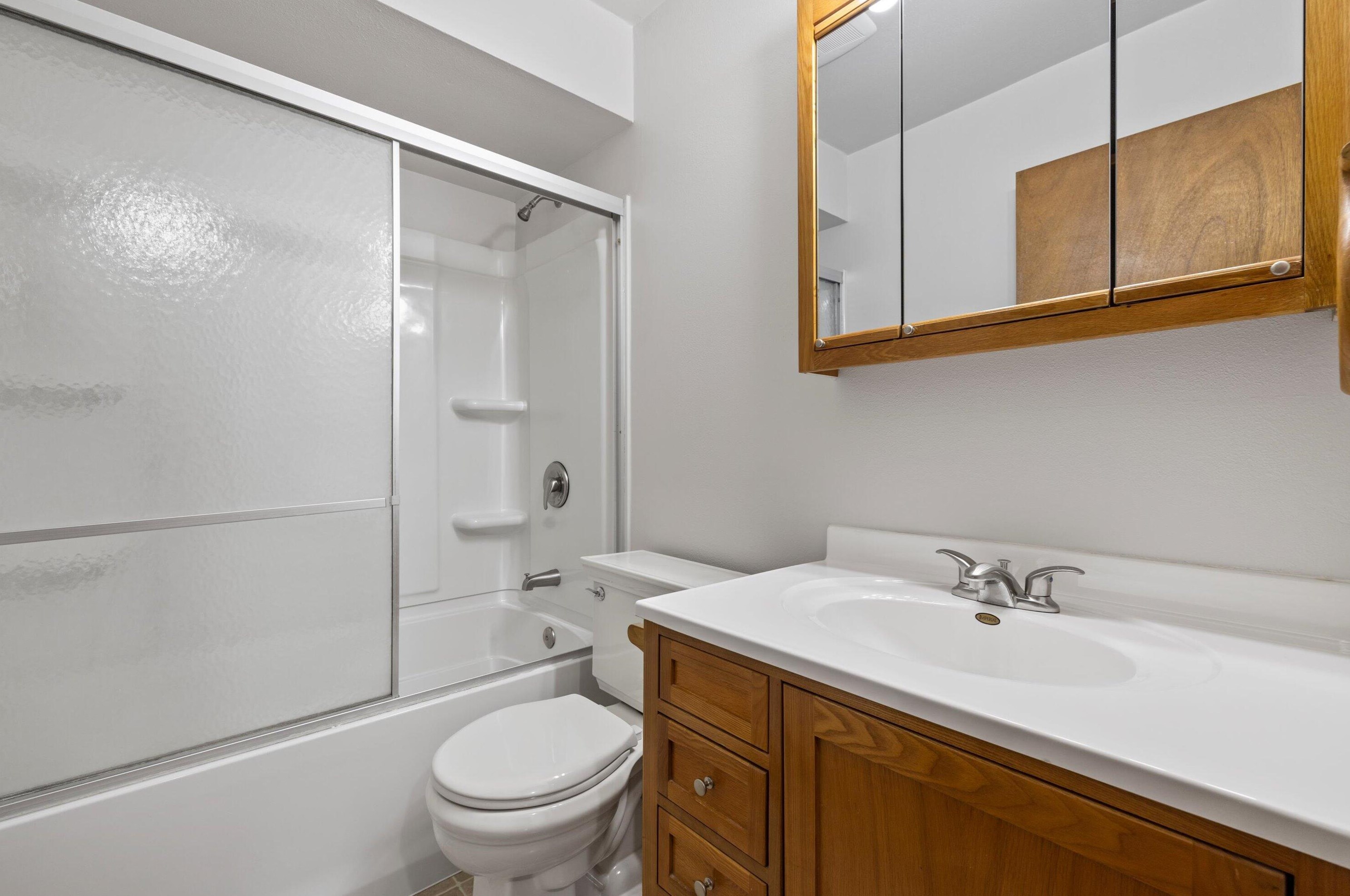 5946 33, Milwaukee WI 53221-4724 exterior