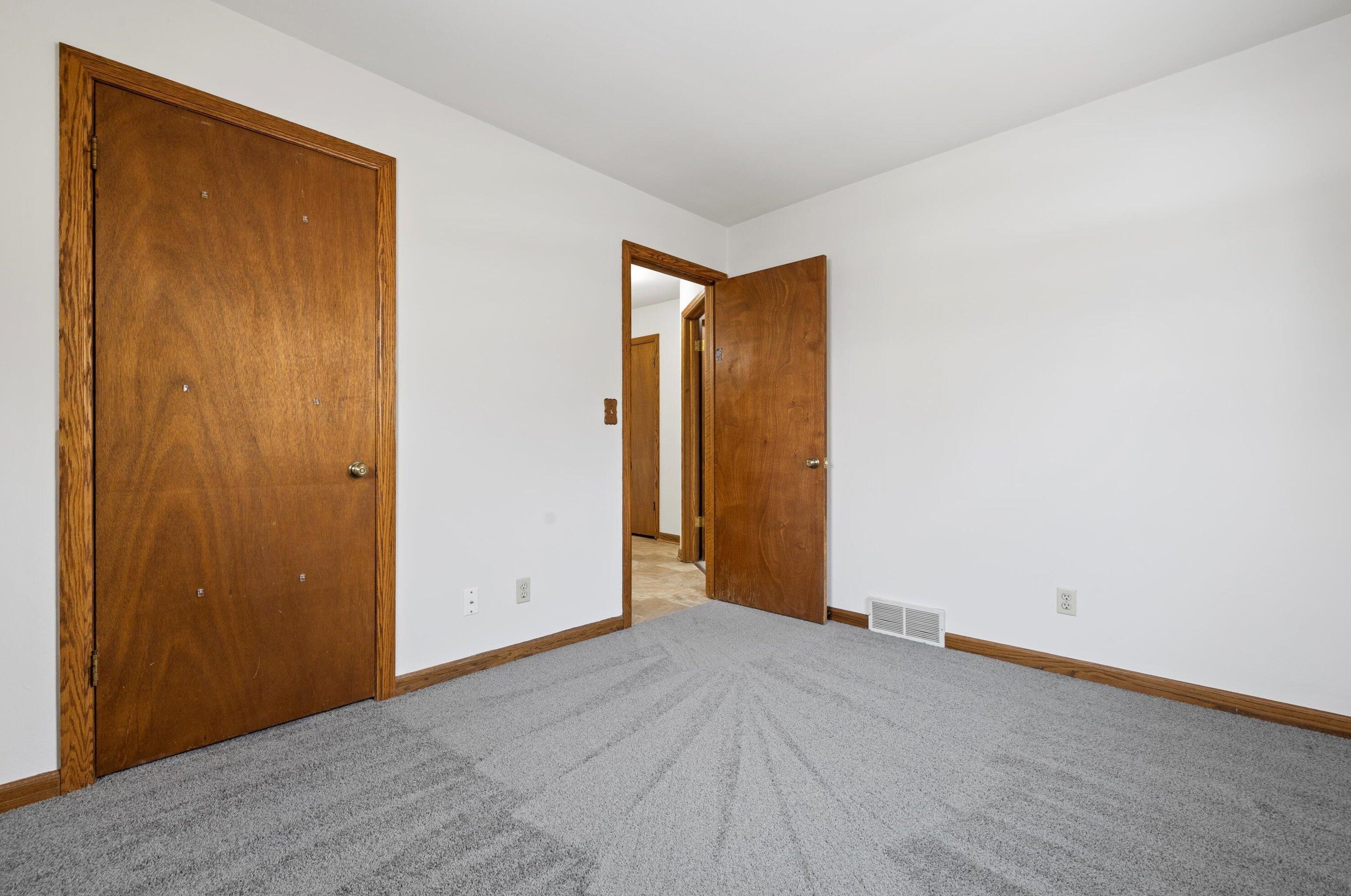 5946 33, Milwaukee WI 53221-4724 exterior