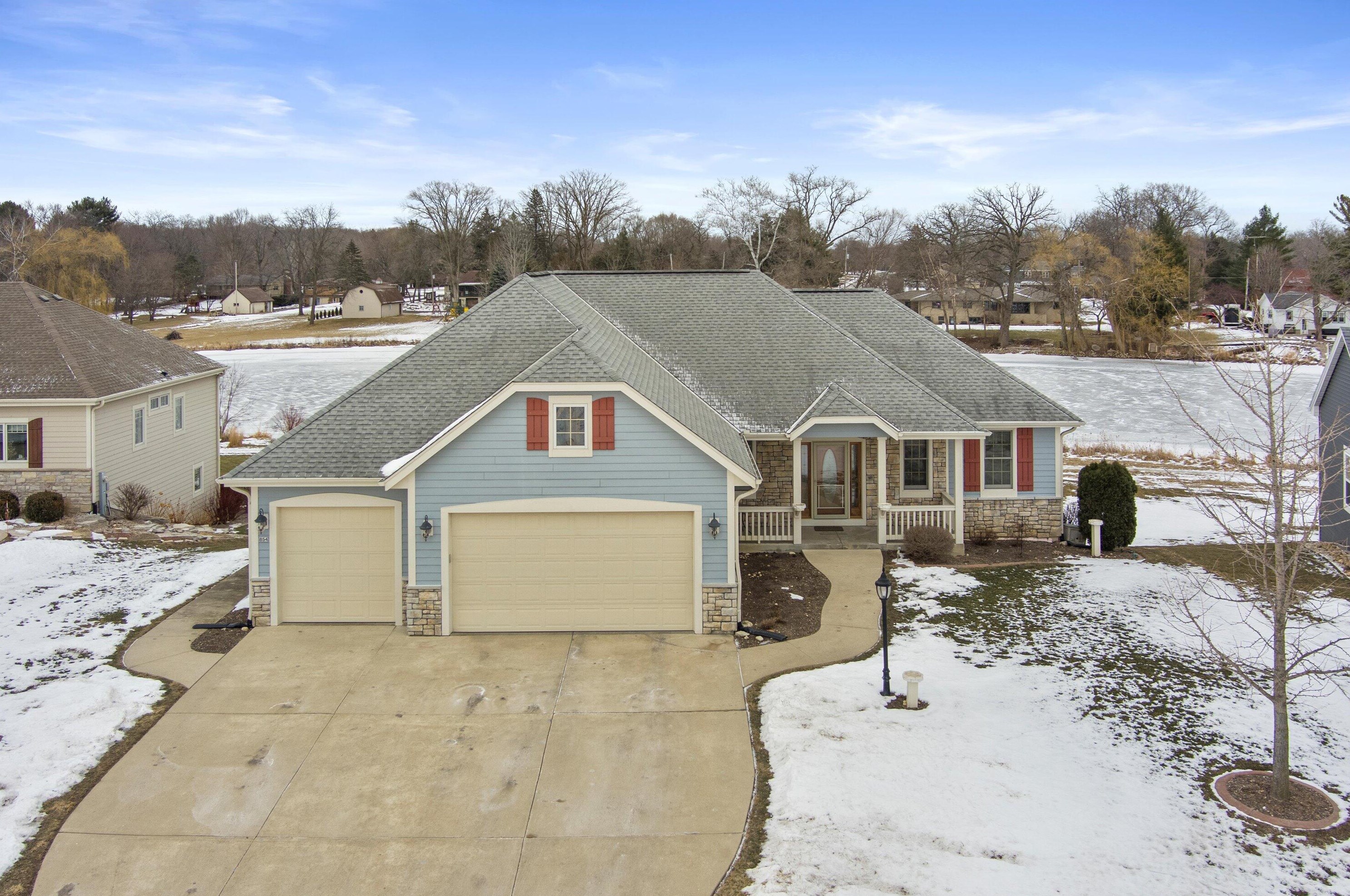 854 River Ridge Cir, Waterford, WI 53185