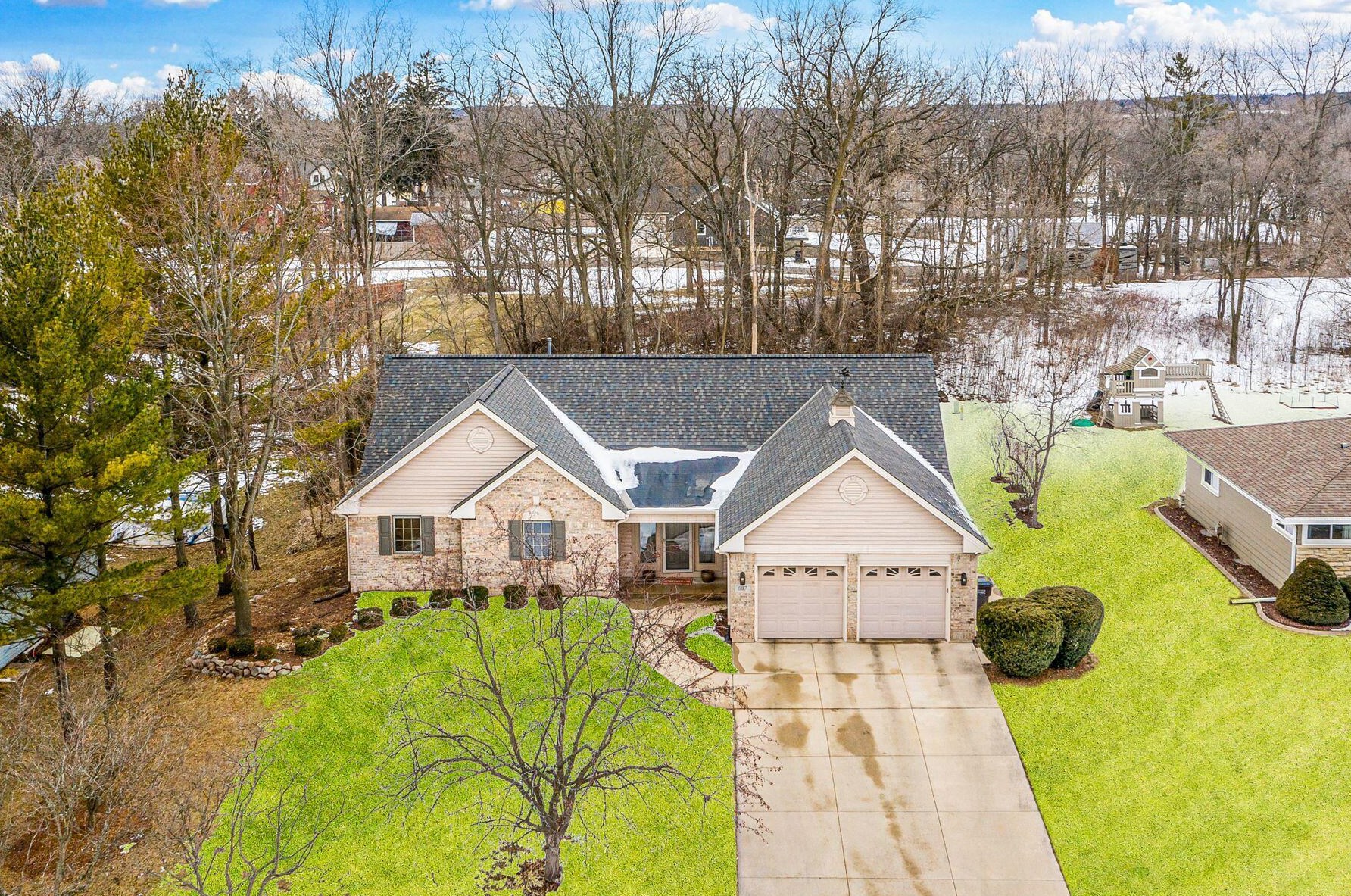 607 Crestview Ln, Mukwonago, WI 53149