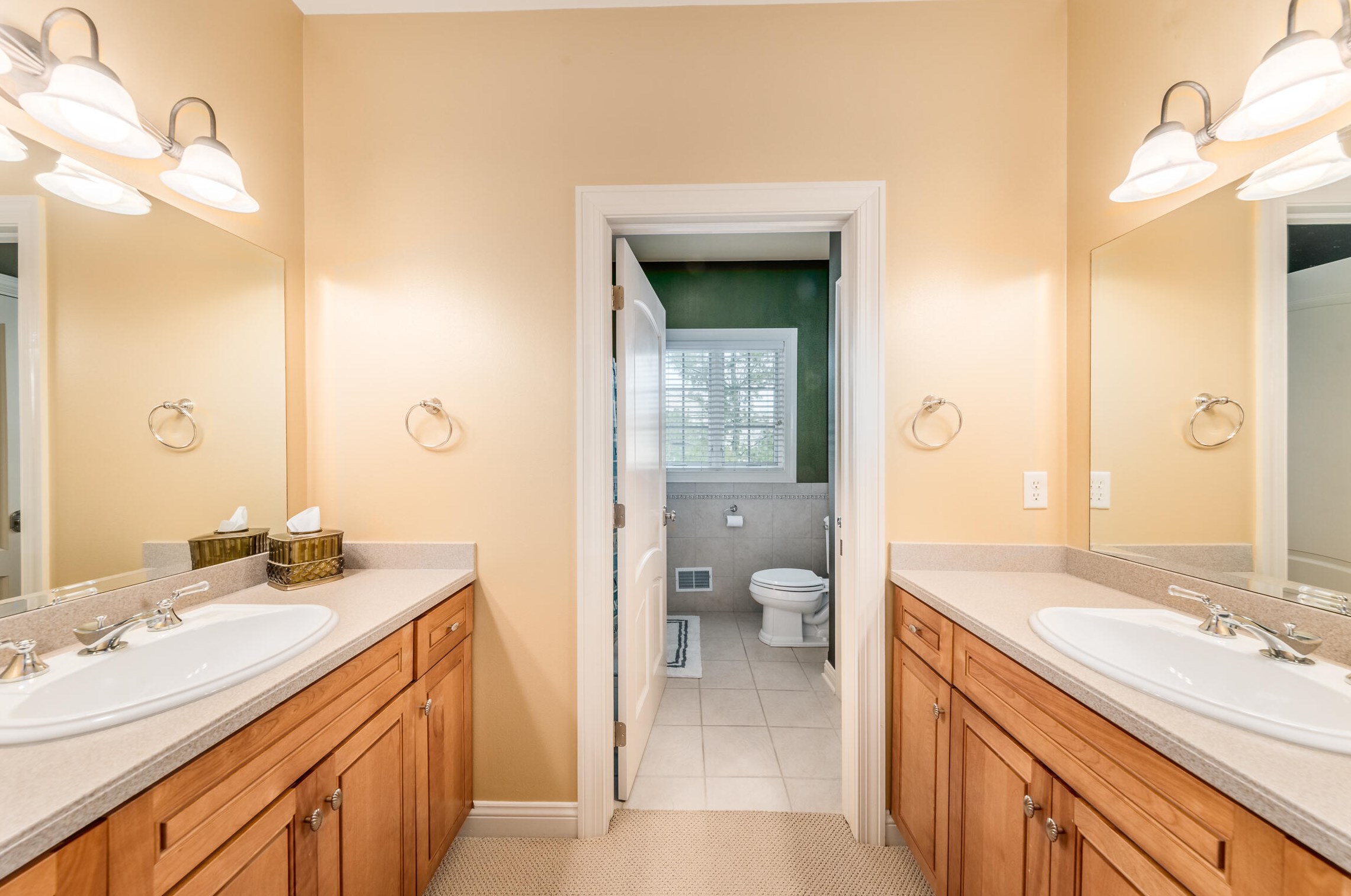 603 Thornbush Cir, Chenequa WI  53029-8648 exterior