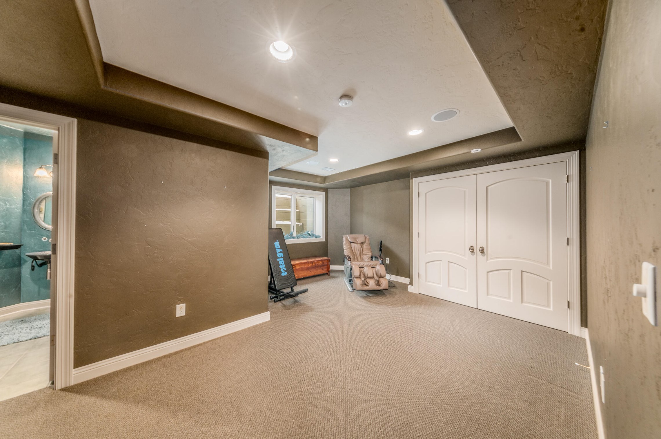 603 Thornbush Cir, Chenequa WI  53029-8648 exterior