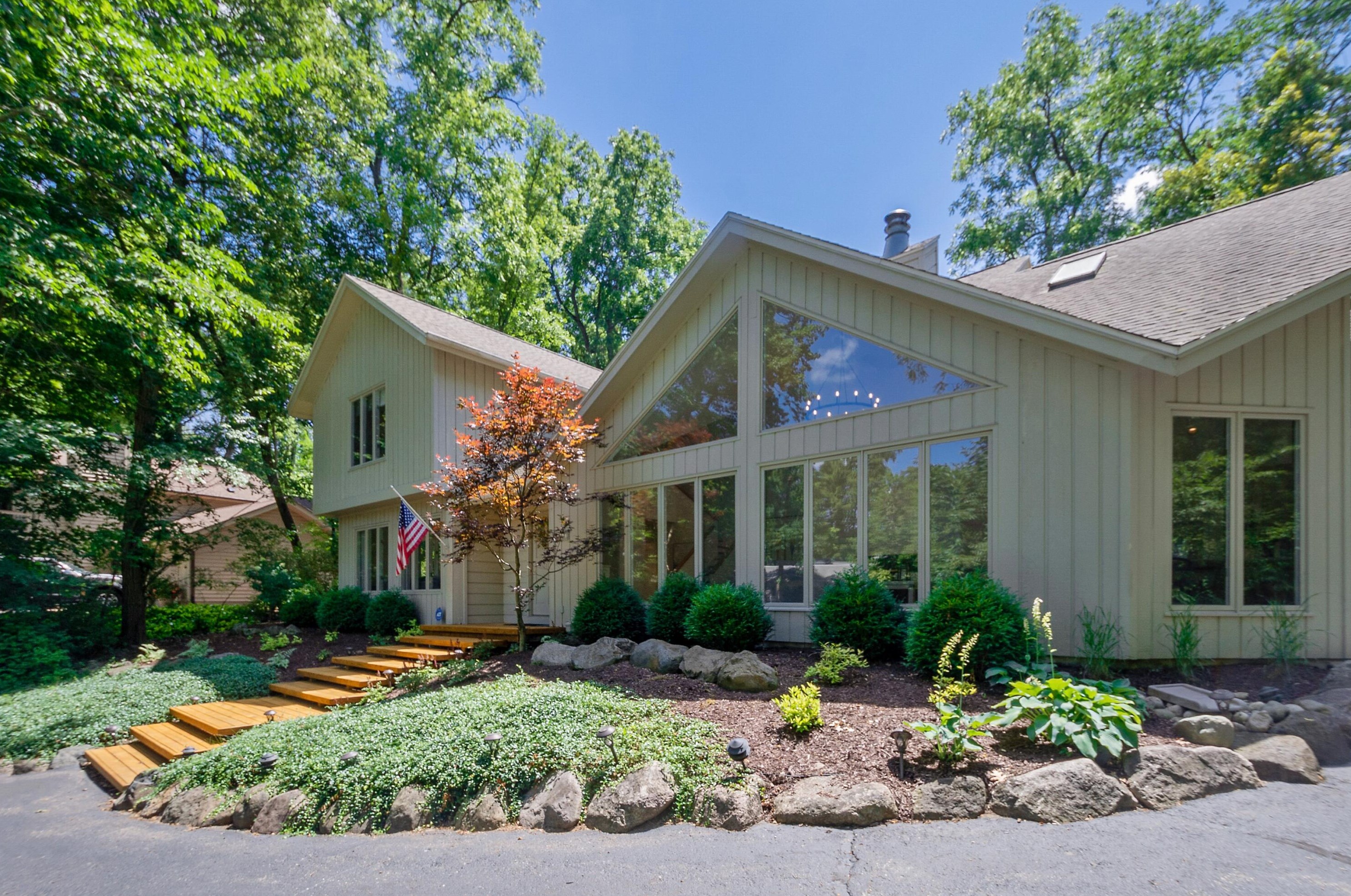 415 Deerpath W, Fontana, WI 53125