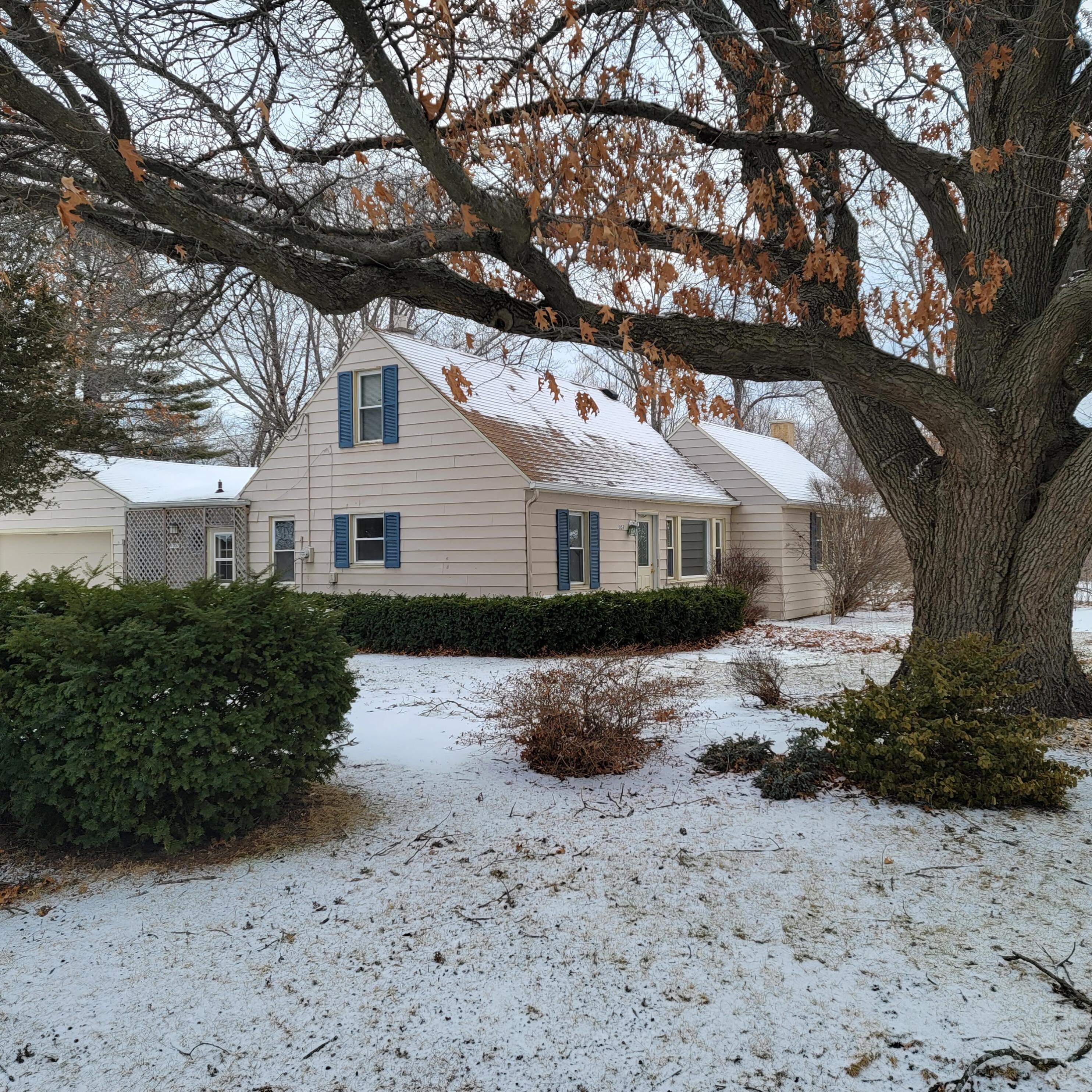 1057 93rd St, Kenosha, WI 53158