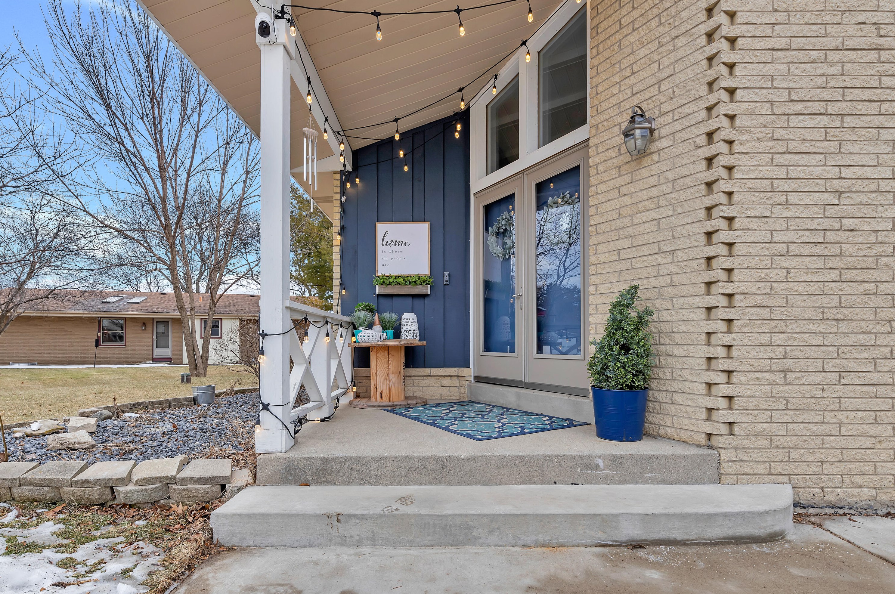8221 S Wynona Dr, Oak Creek, WI 53154