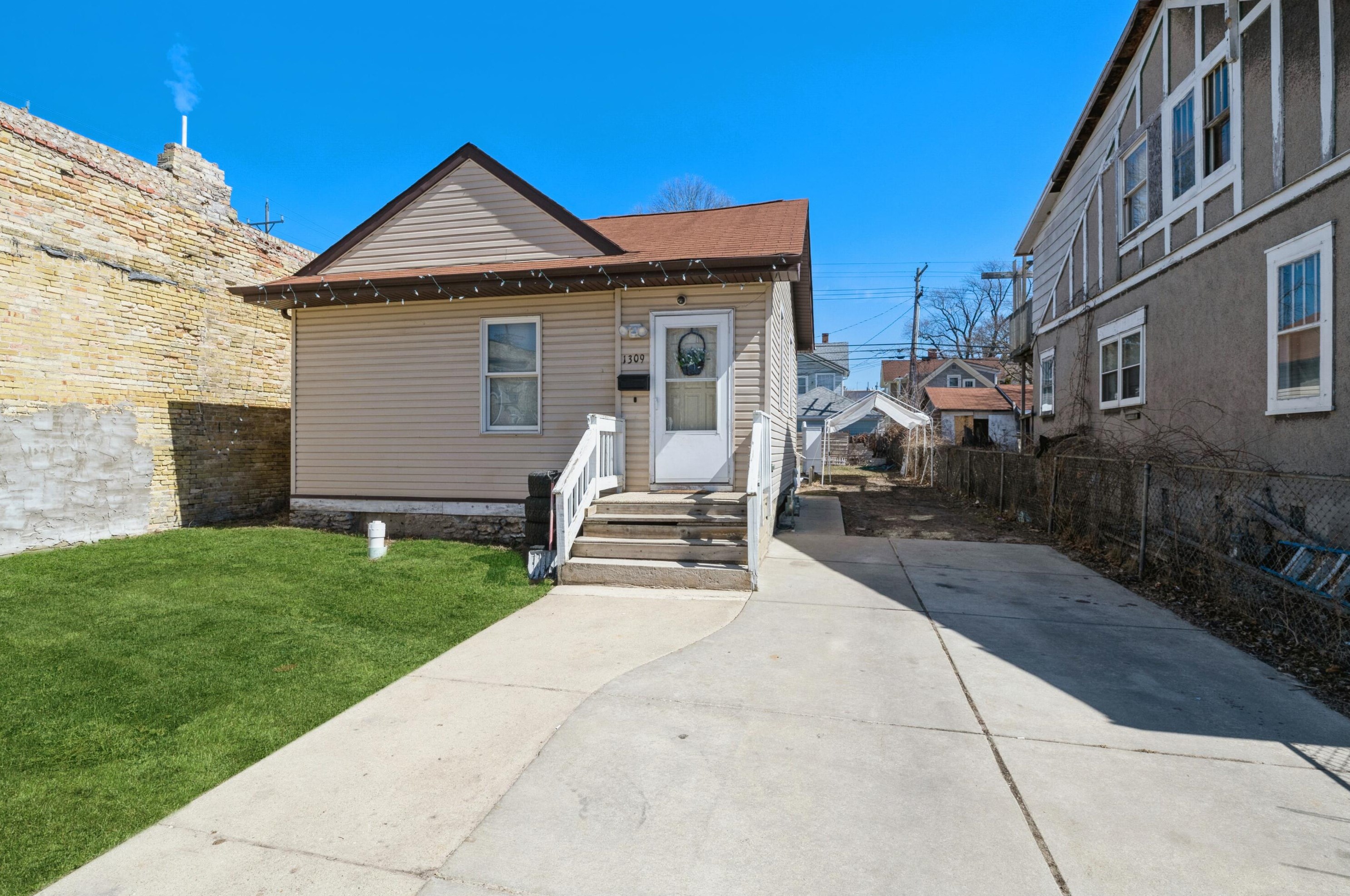 1309 Villa St, Racine, WI 53403-1856