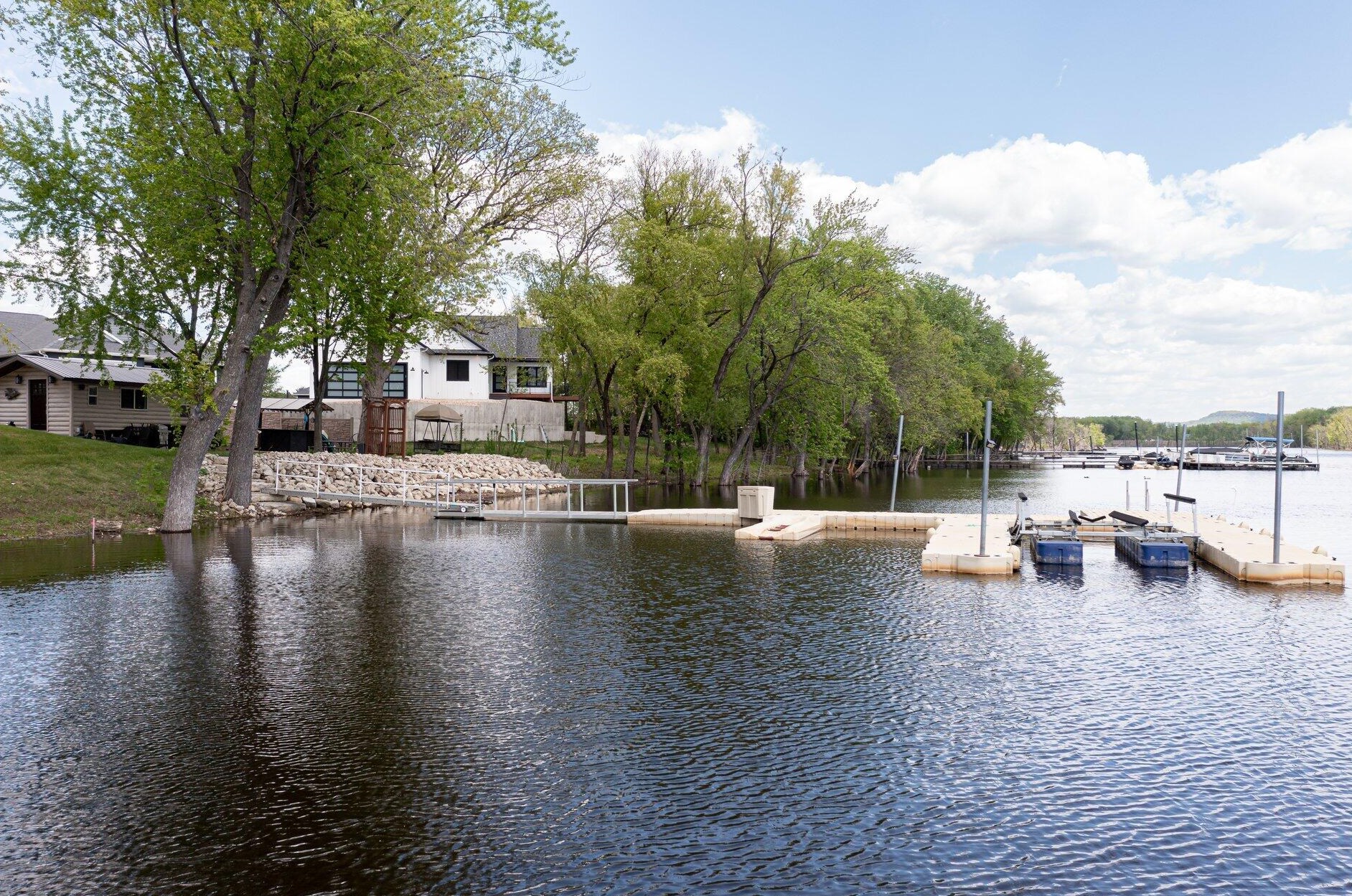 71 Hinkley Rd, La Crosse, WI 54603
