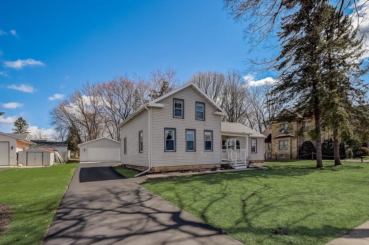 210 Madison St, Lake Mills, WI 53551-1645