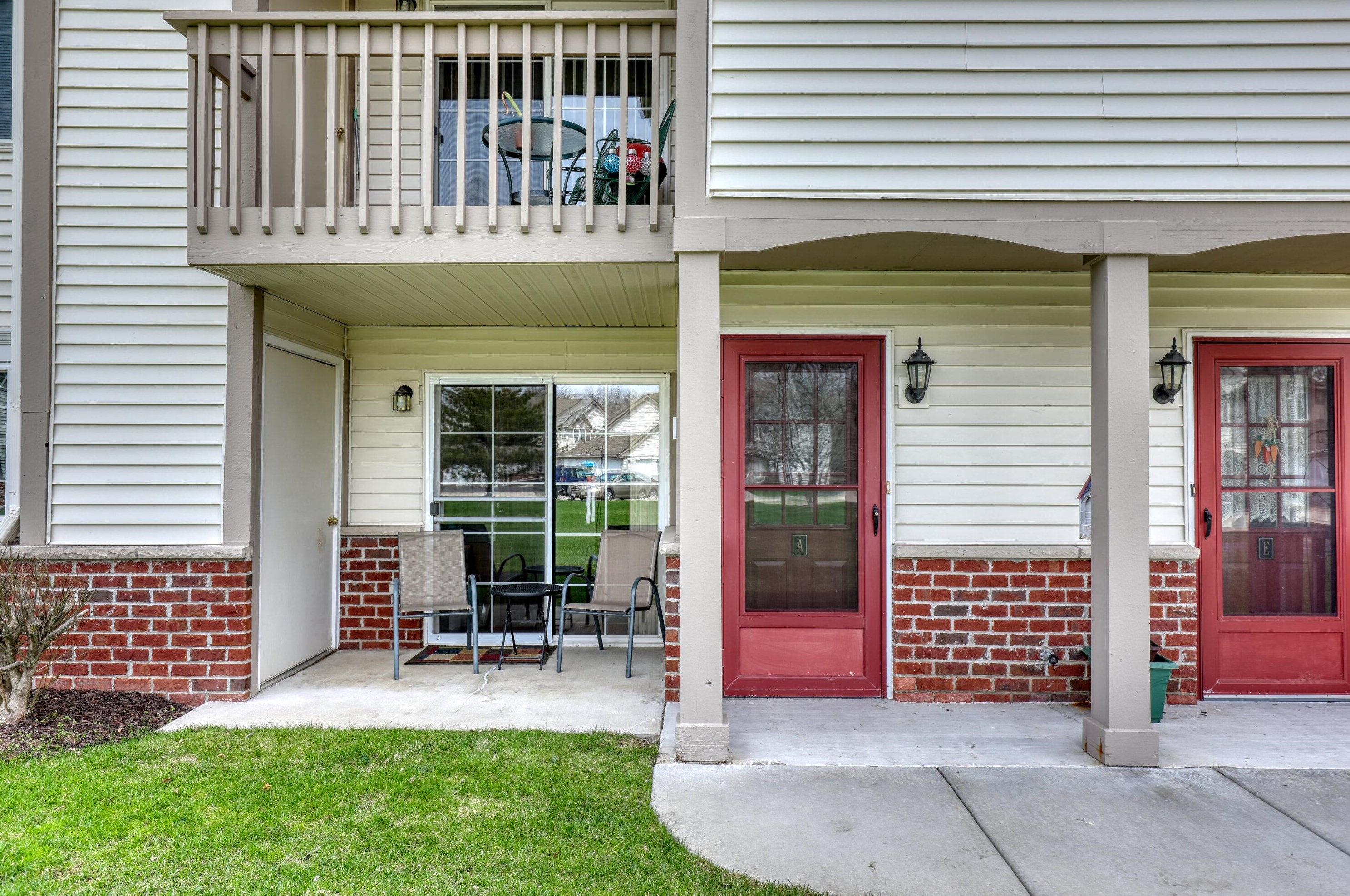 596 Pewaukee Rd, Pewaukee, WI 53072-6556