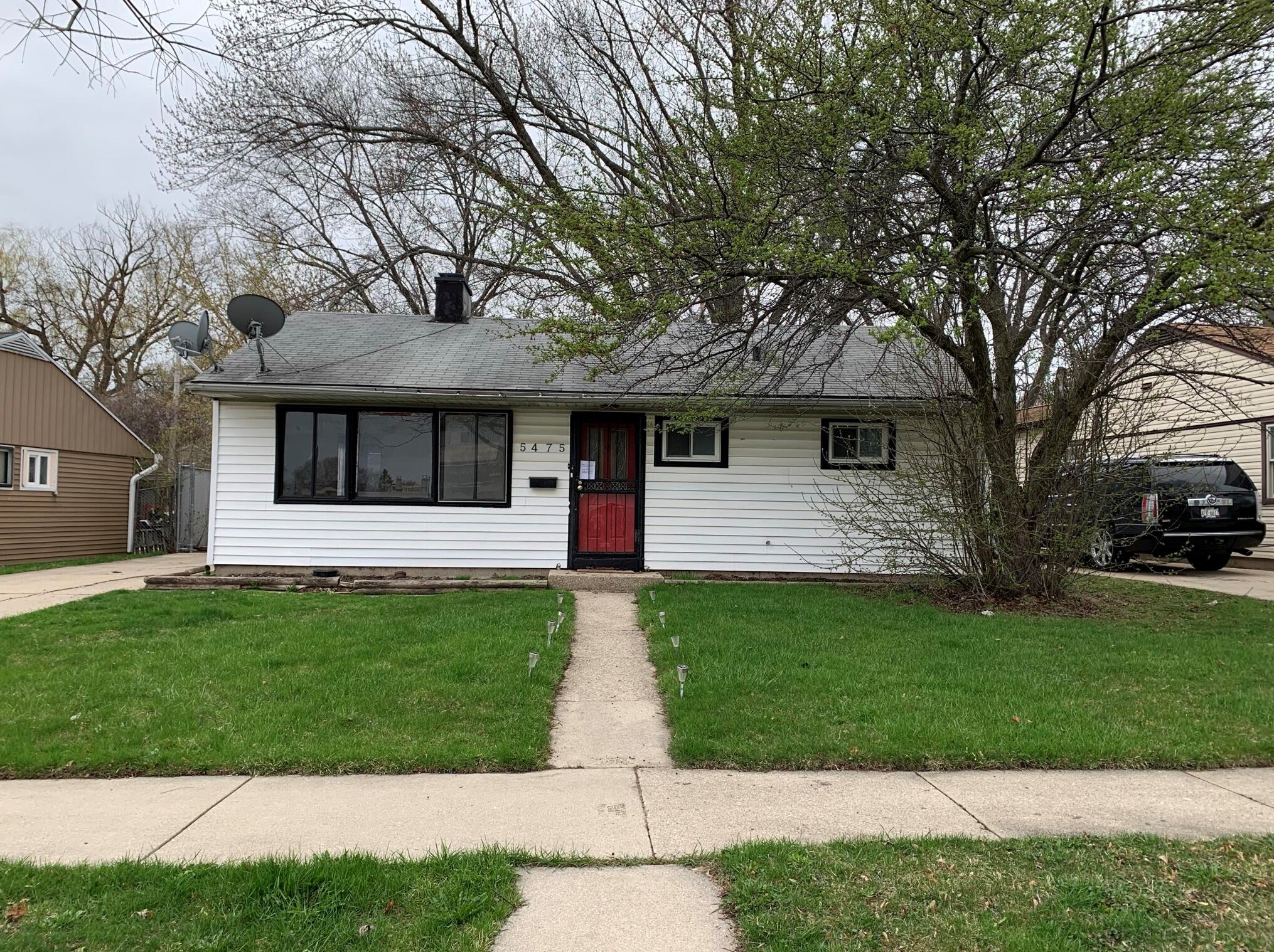 5475 72nd St, Milwaukee, WI 53218-2819