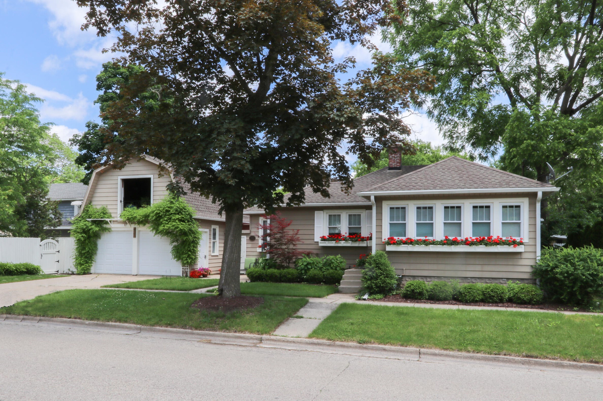 421 Elmwood Ave, Lake Geneva, WI 53147