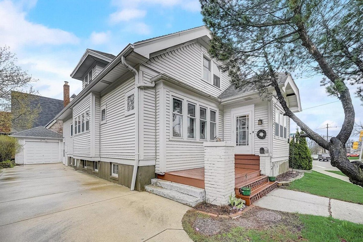 5925 Lloyd St, Milwaukee, WI 53208-1006