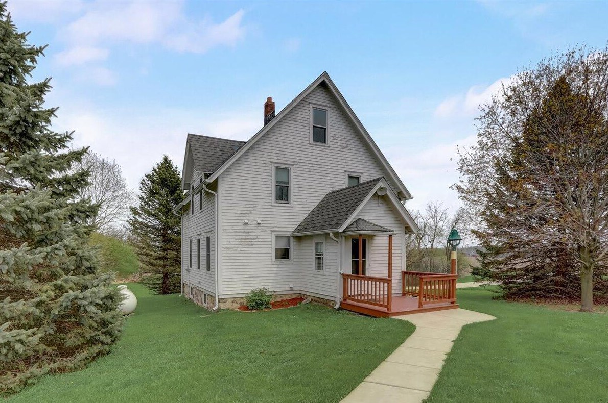 10023 S 92nd St, Hales Corners, WI 53132