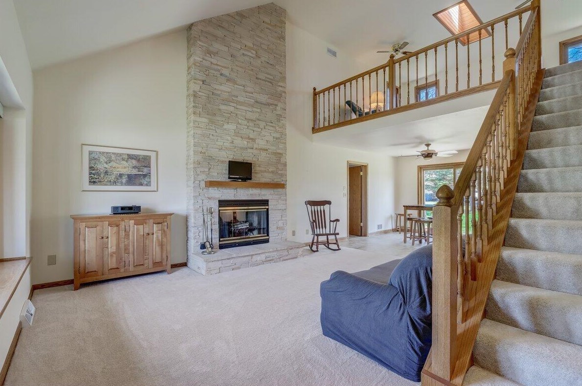 8158 White Oak Dr, Oak Creek, WI 53154-2833