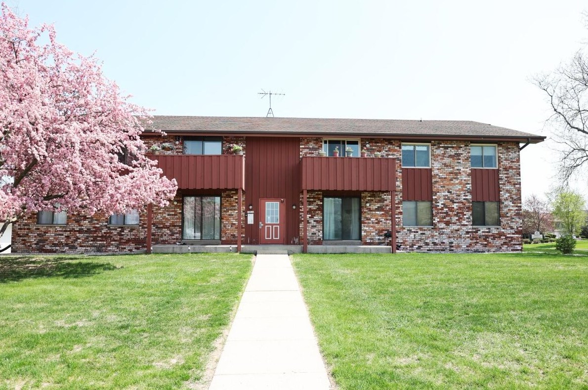 10345 Whitnall Edge Dr, Hales Corners, WI 53132-2812