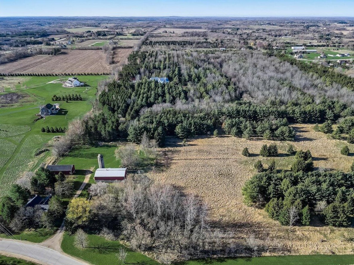 585 Clare Ln, Hartford, WI 53027-9738